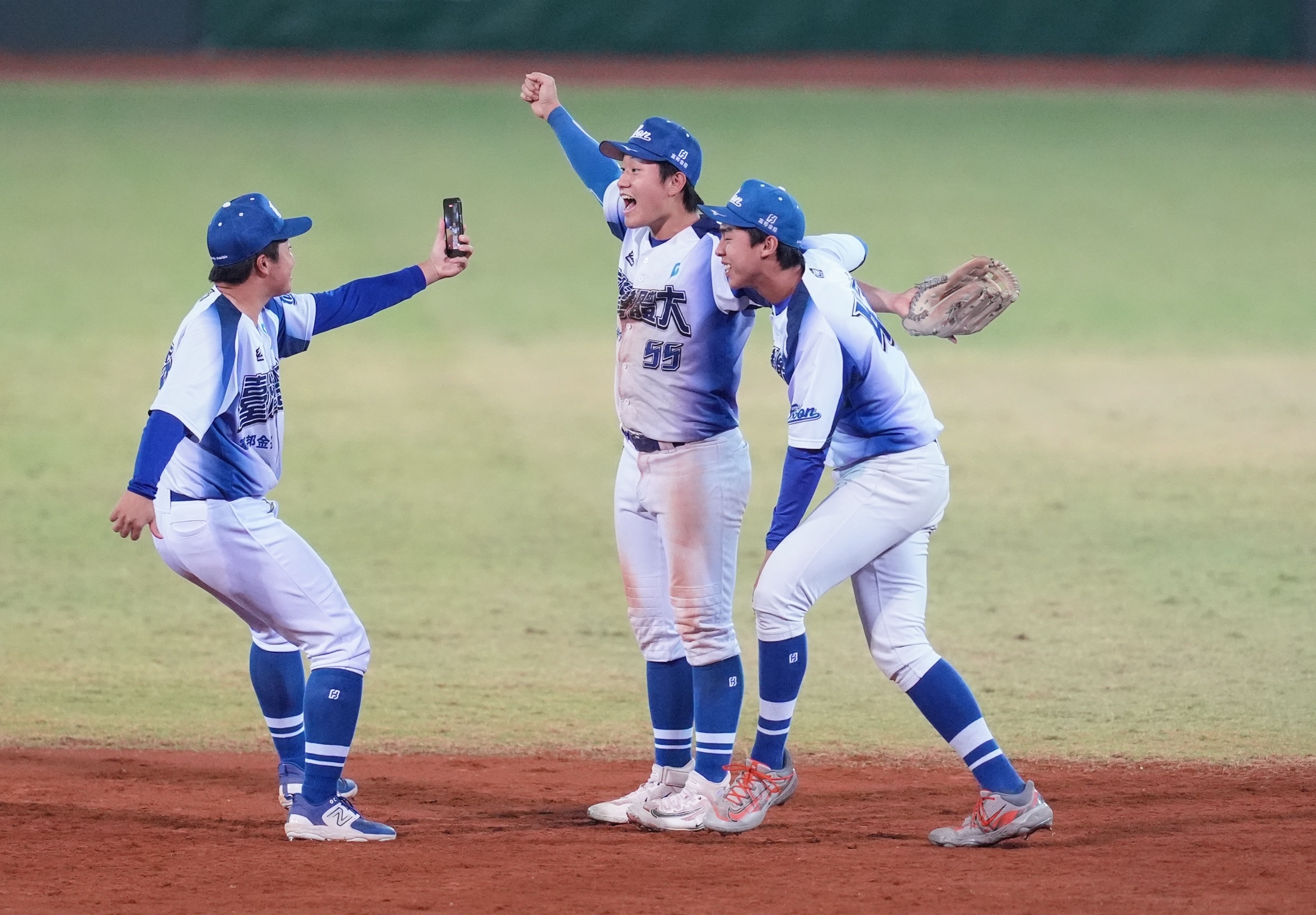 陳柏儒（中）敲出勝利打點。大專體總提供