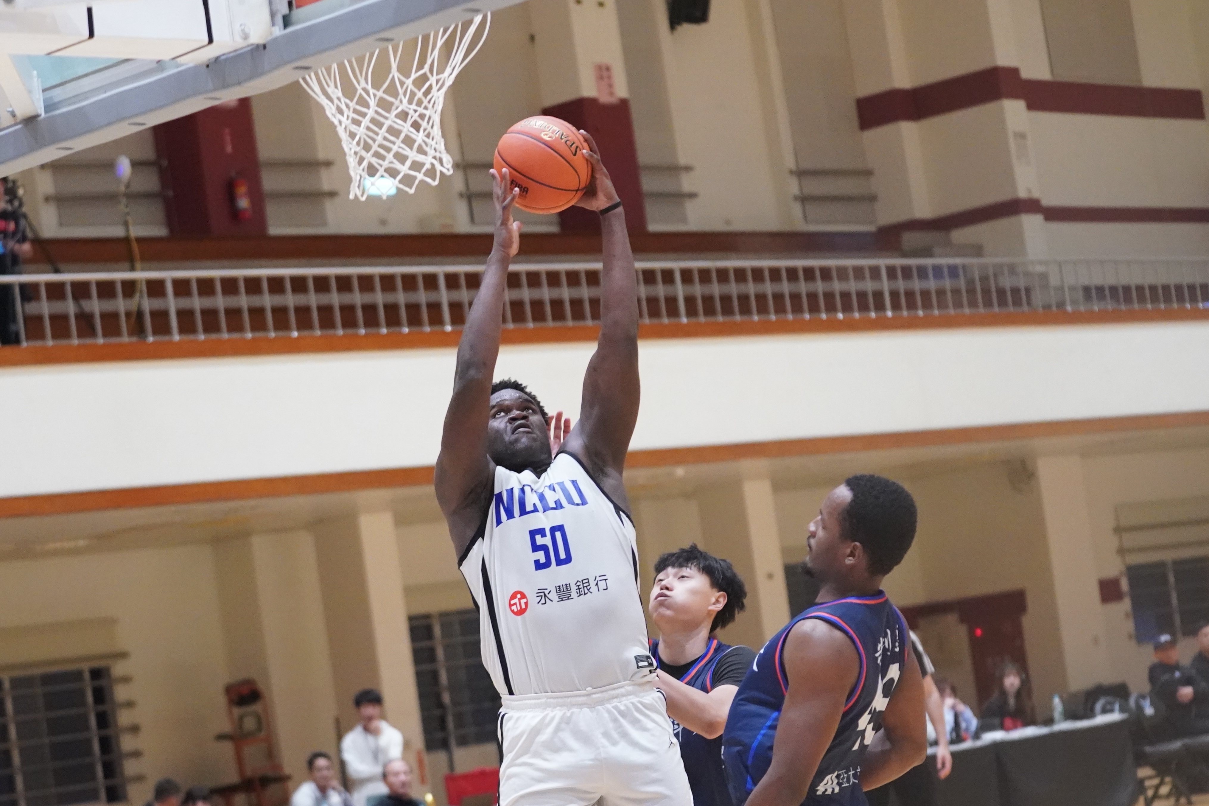 政治大學波波卡21分16籃板。大專體總提供