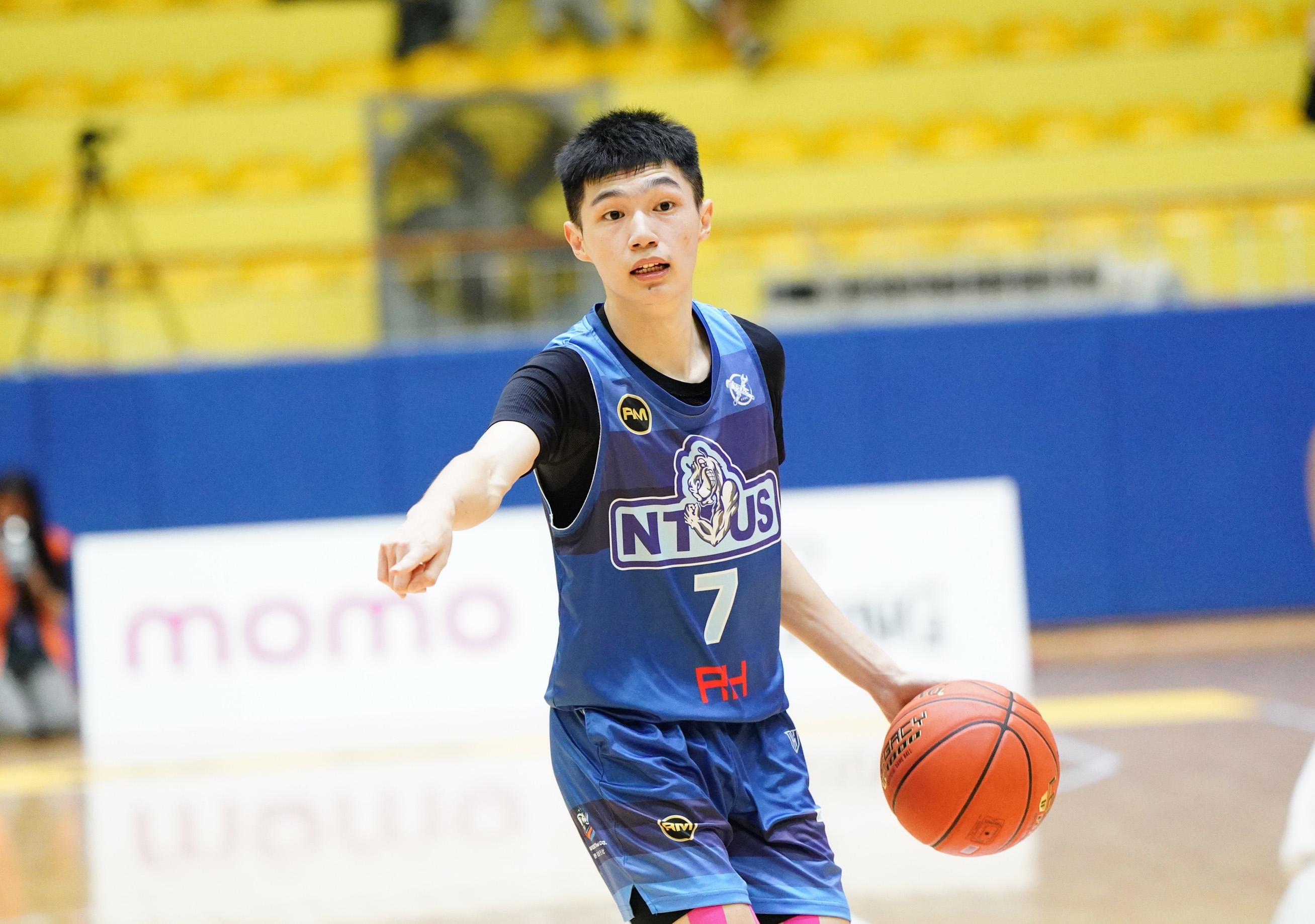 臺灣體大陳建豪拿下12分14籃板雙十。大專體總提供