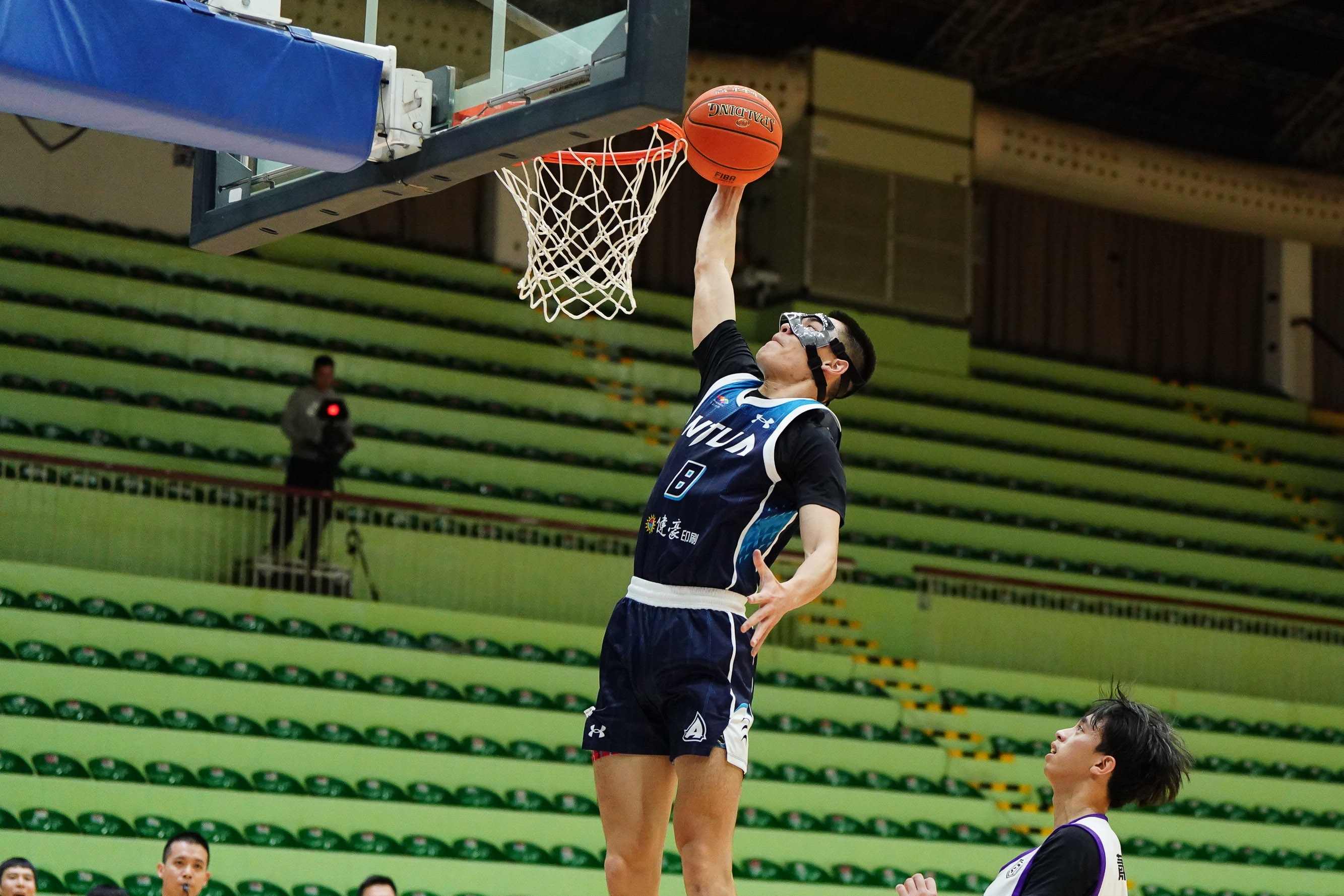 臺灣藝大徐堂琪扣籃。大專體總提供