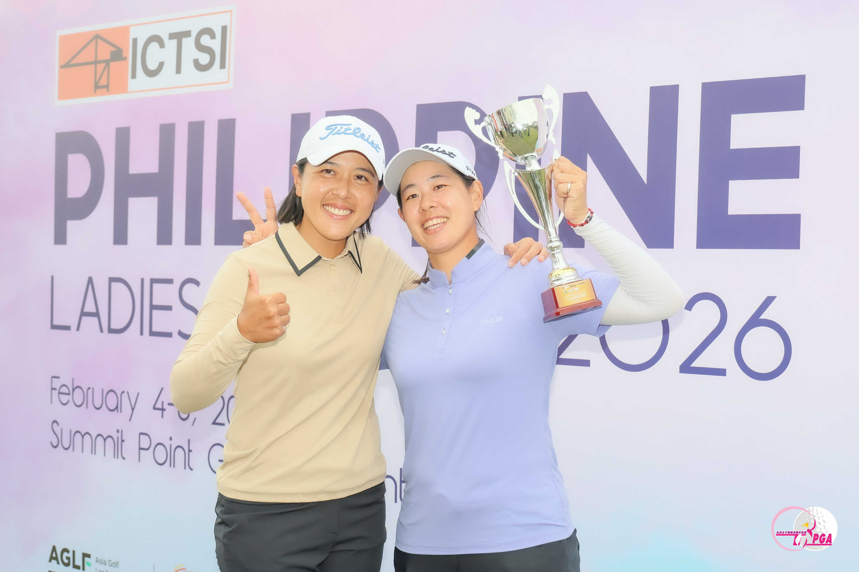 冠軍黃靖（右）與台灣選手中成績次佳的林子麒一同合影。Tlpga／葉勇宏攝