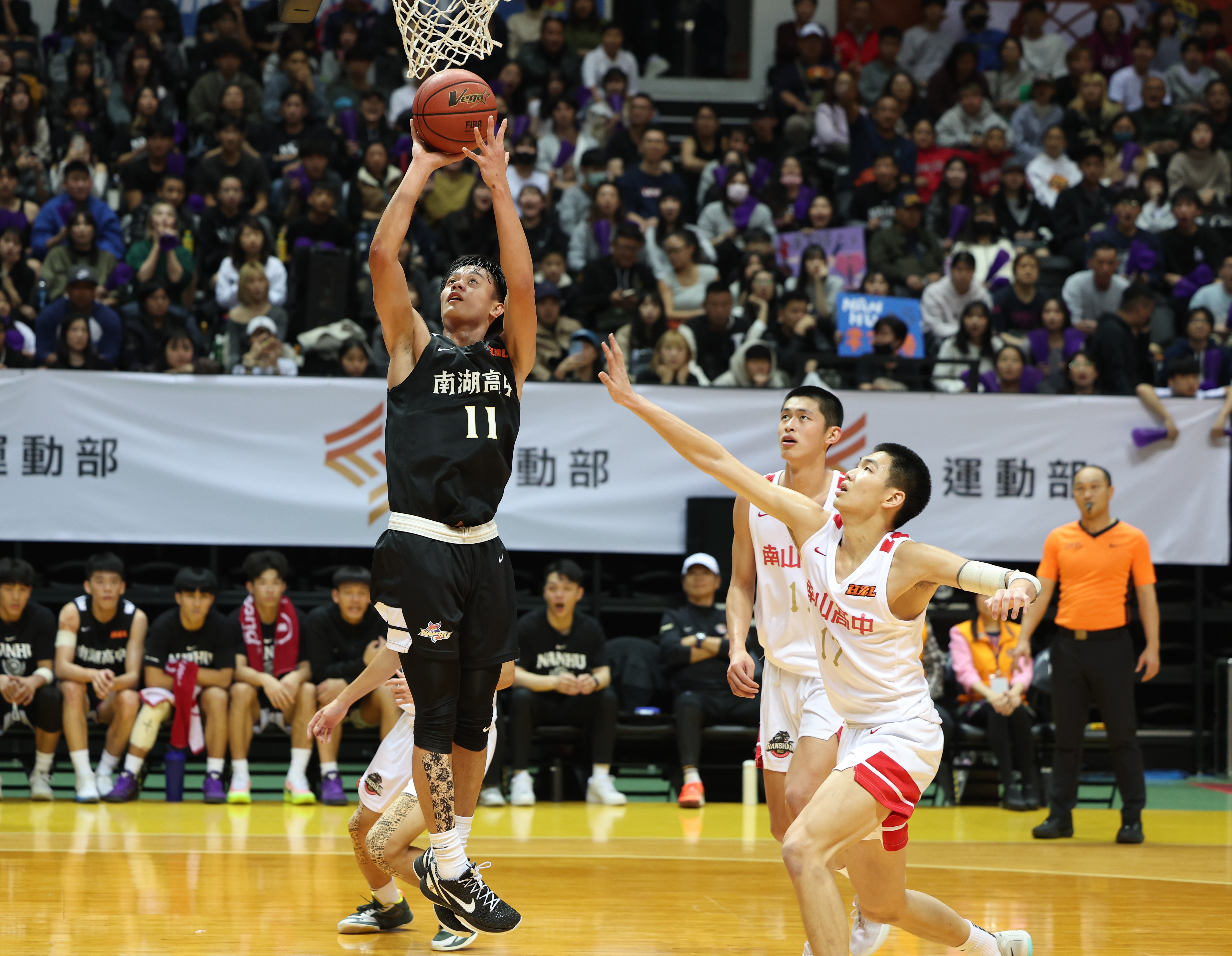 南湖周佑承3中3同飆21分6籃板3助攻。高中體總提供