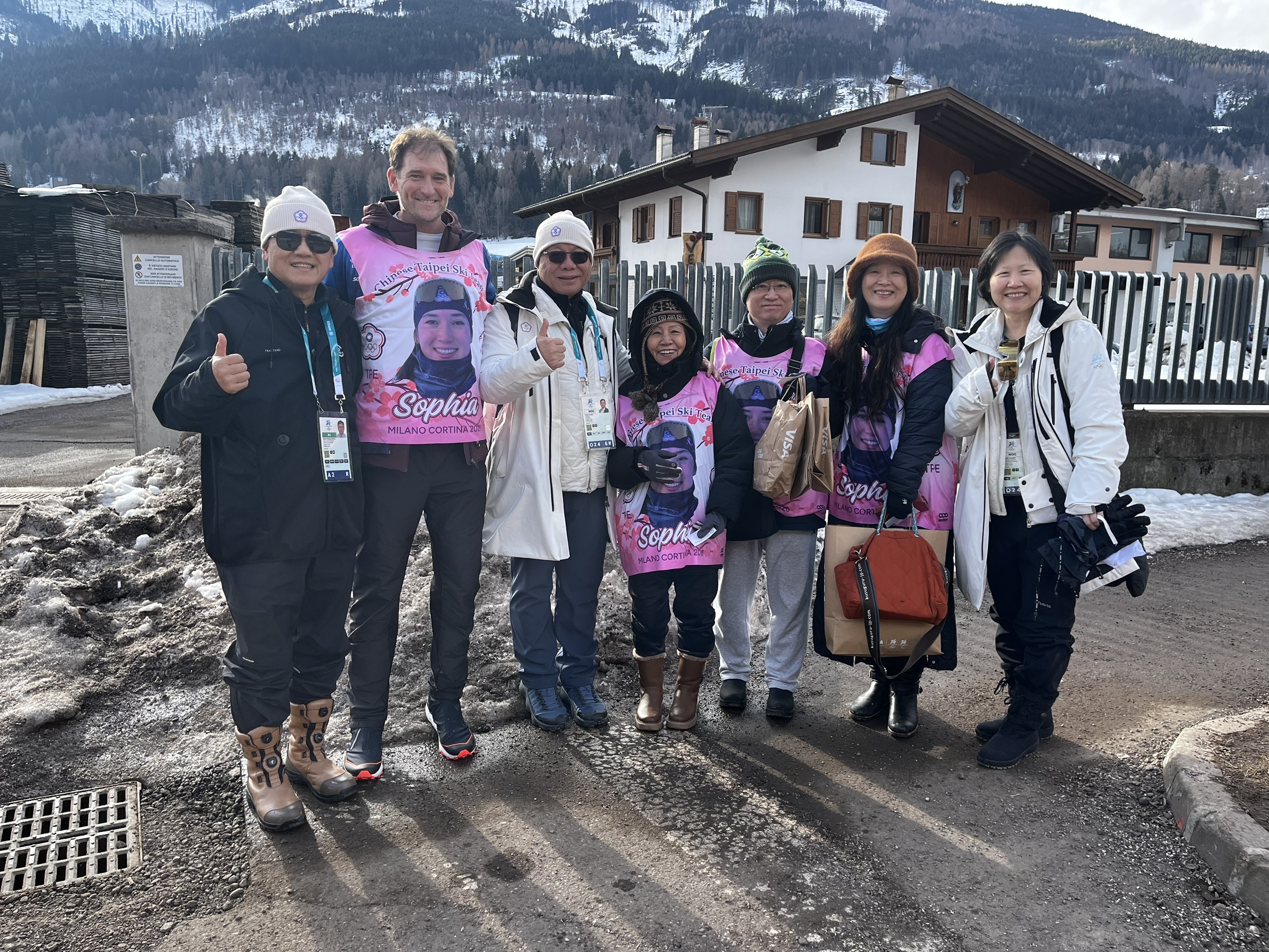 奧會張副主席(左起) 、余睿父親、蔡家福主席、余睿外婆（中央）及家人和徐秘書長。中華奧會提供