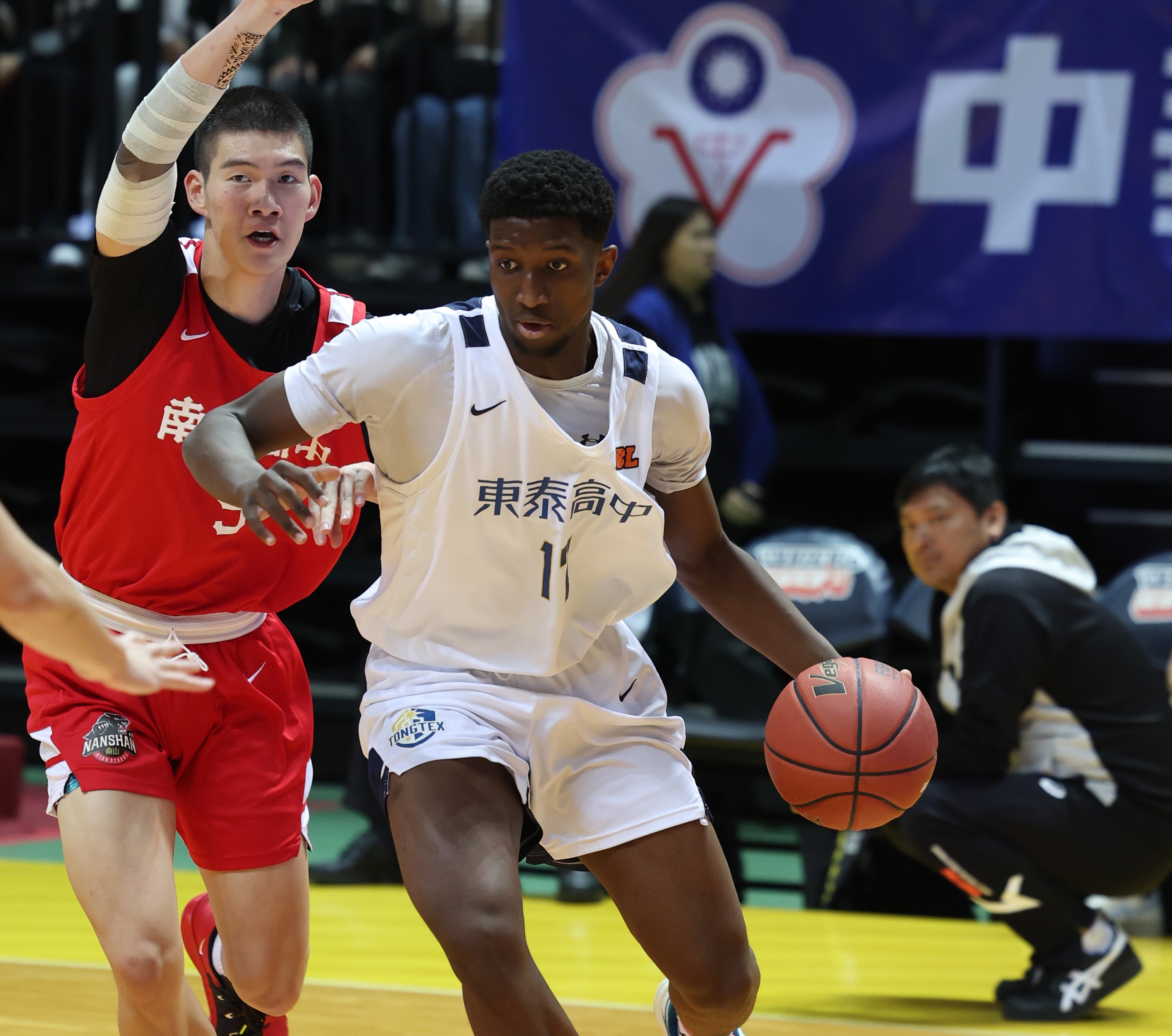 東泰教練高丁國柱(右一) 。高中體總提供