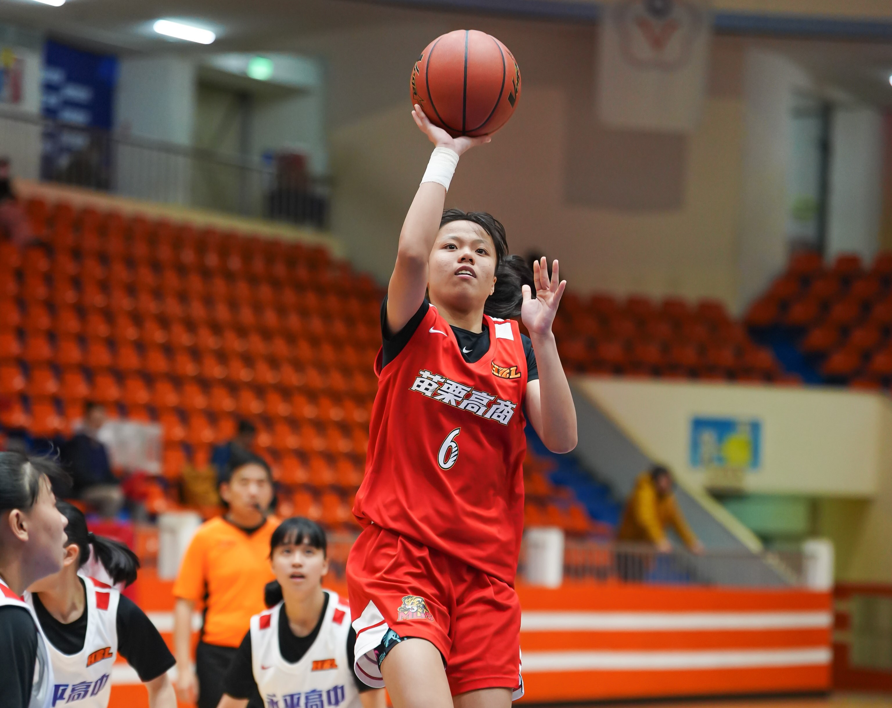 苗商高二射手鍾佩伶平生涯的29分7籃板。高中體總提供