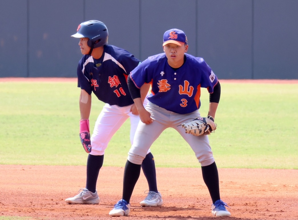 邱文佑（左）敲回第一分。學生棒聯提供