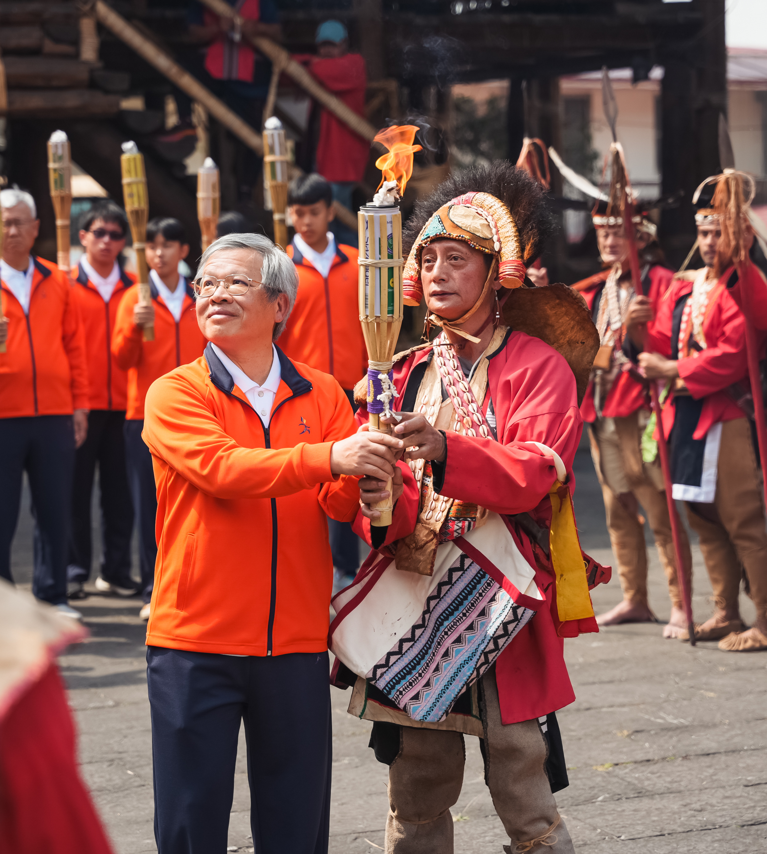 鄒族戰祭Mayasvi祈福的聖火，由頭目傳遞給中央大學蕭述三校長期許一切圓滿。大會提供