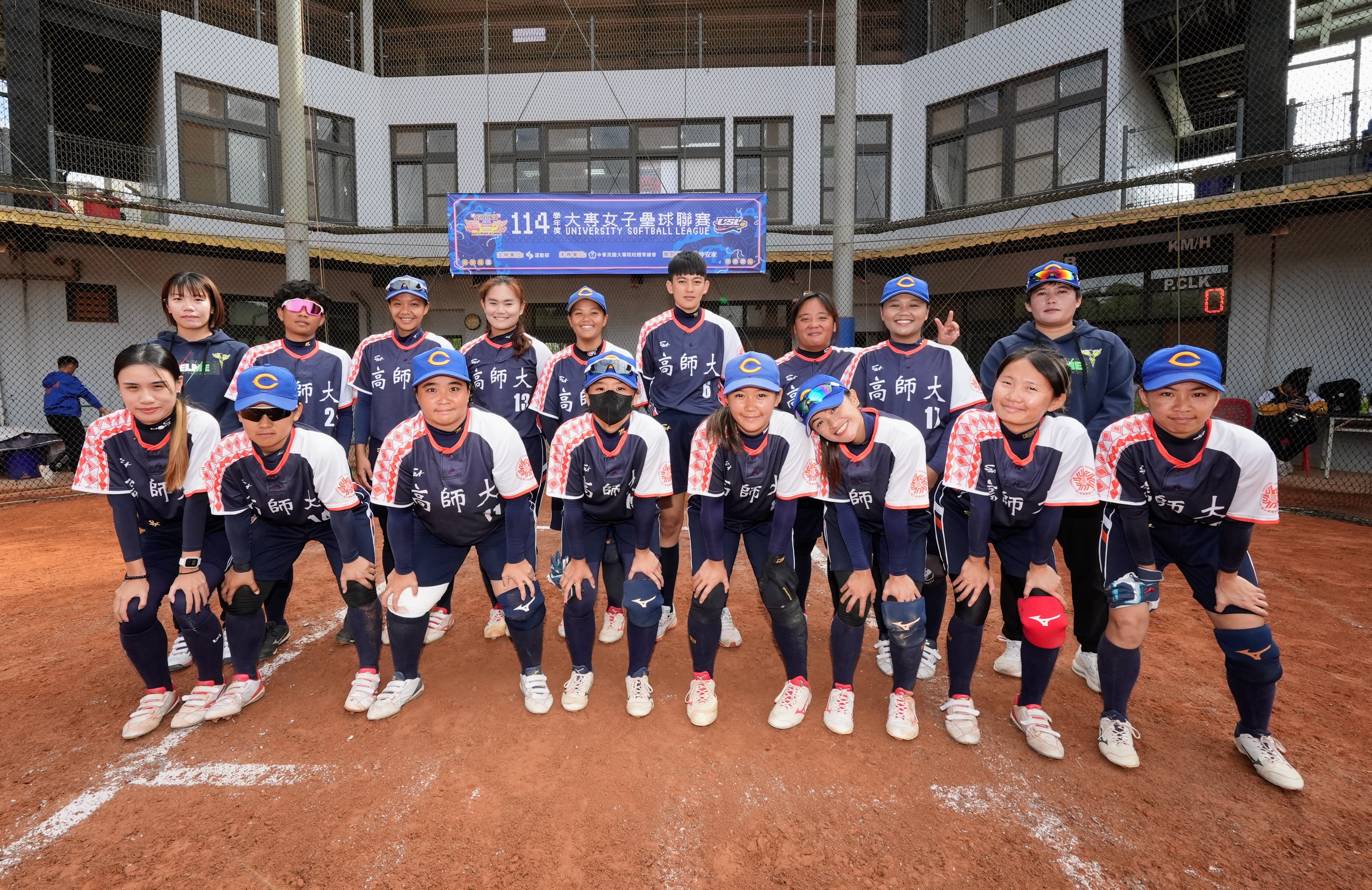 高師大結束大專女壘聯賽賽程,全隊賽後合影留念。大專體總提供