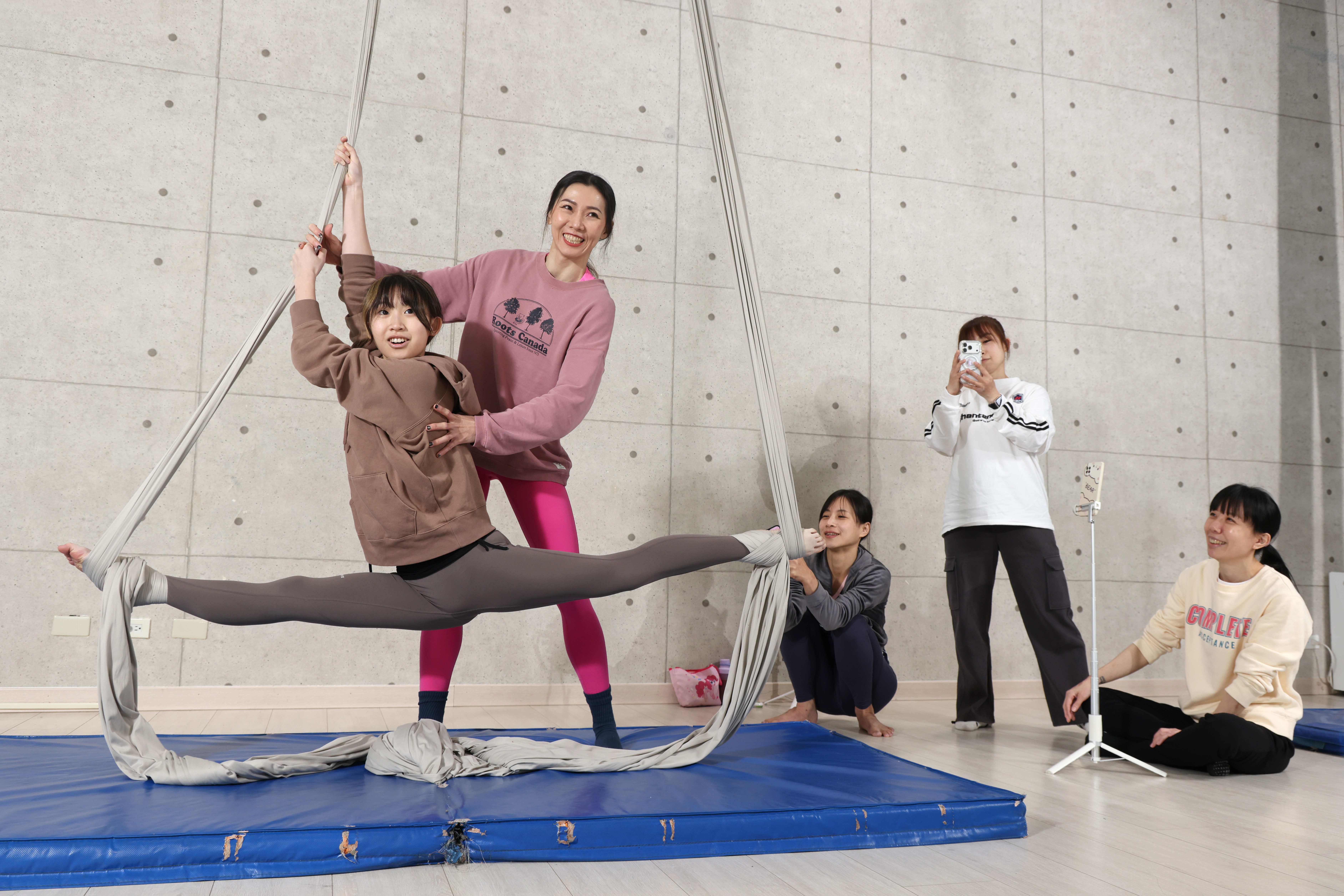 投入教學十幾年,Zoey老師覺得現代女性特別適合空中舞蹈,既能運動又能展現優雅氣質。特約記者 郭運復攝