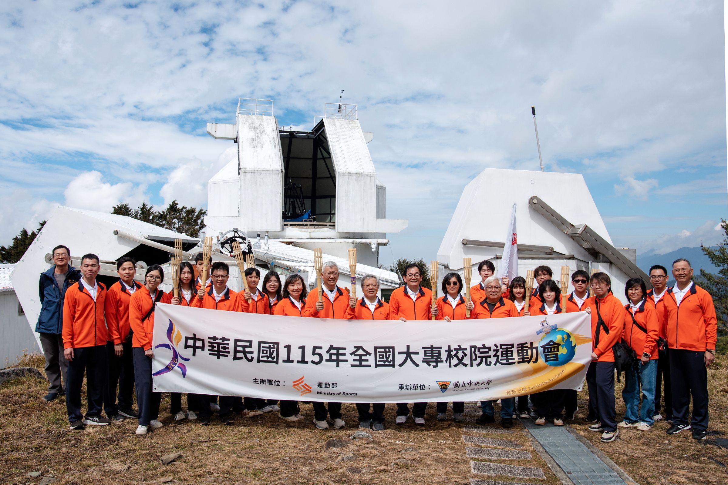 115 年全國大專校院運動會聖火登上海拔 2862 公尺的鹿林天文台象徵運動員無懼挑戰勇。大會提供