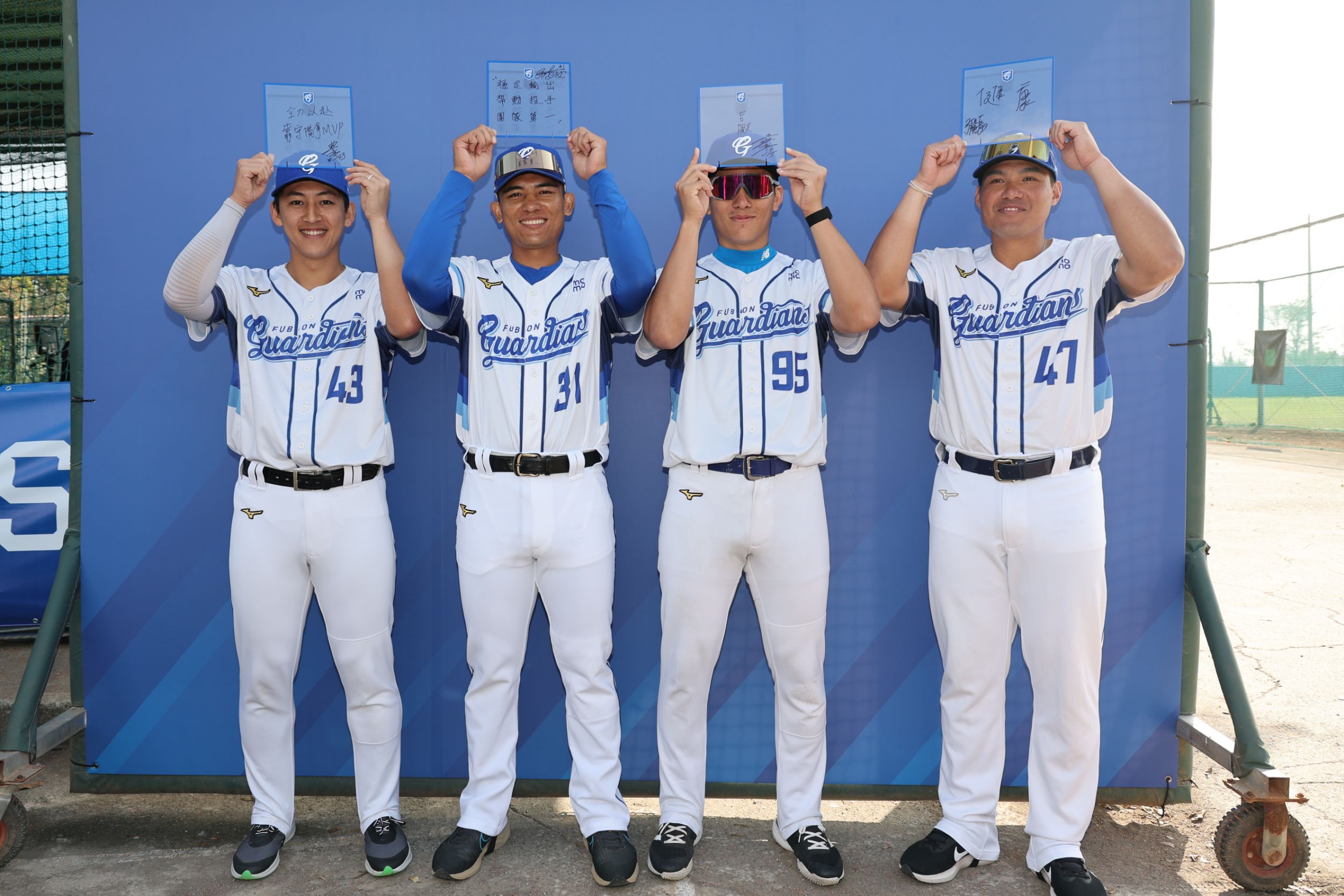 豊暐、林岱安、戴培峰、張進德。富邦悍將提供