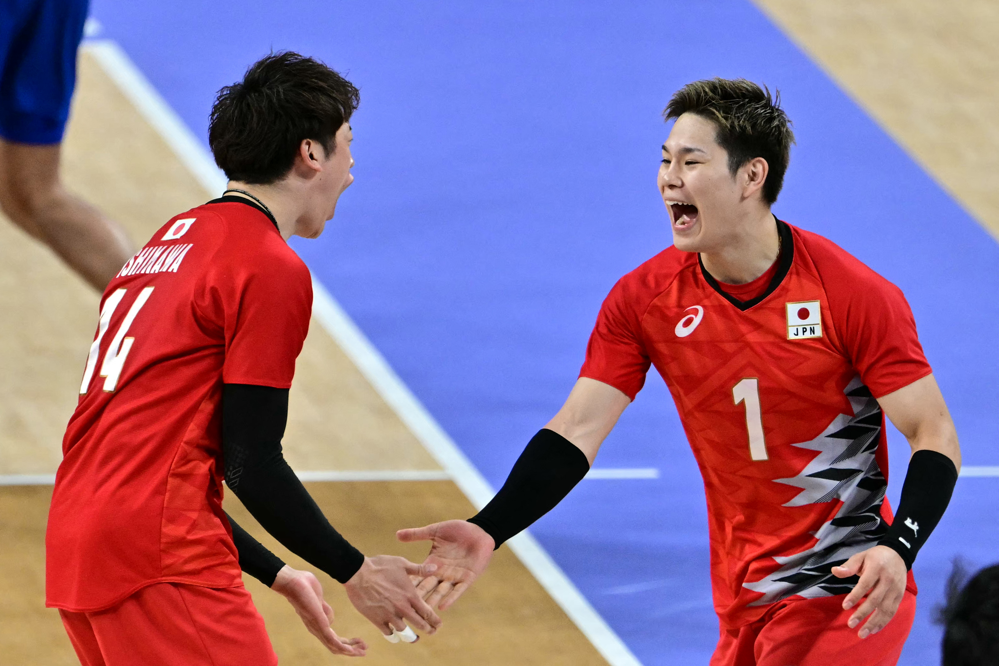 西田有志(右)也是日本國家男排成員之一。法新社
