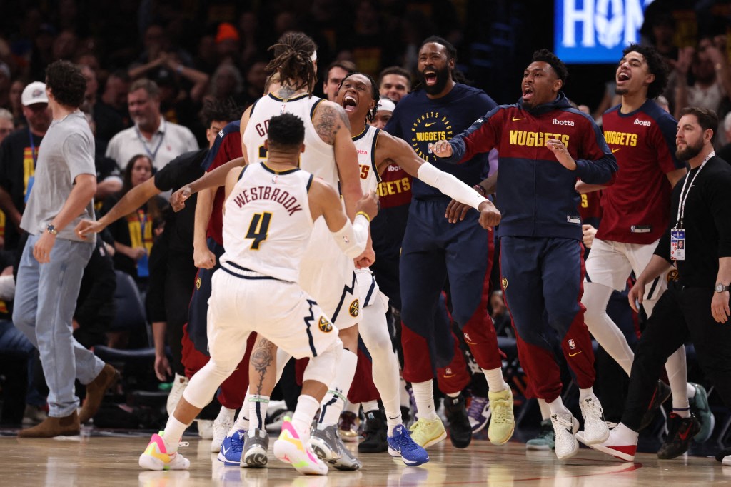 AI在勝負和讓分都偏金塊，顯示強隊壓制力強，總分也可能爆高。法新社