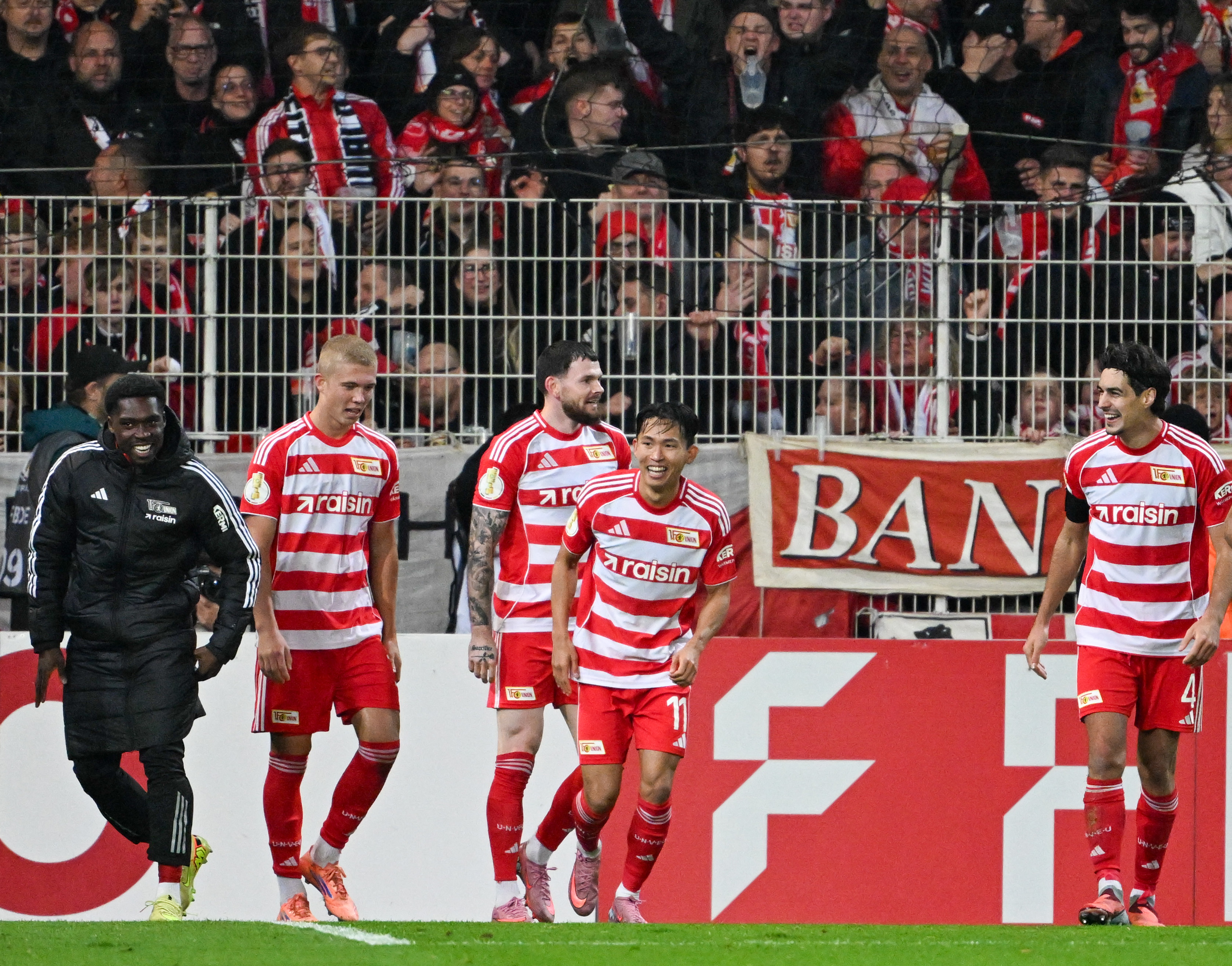 柏林聯的南韓鄭優營(中)這些傢伙都有貢獻，得分點多到讓人眼花。法新社