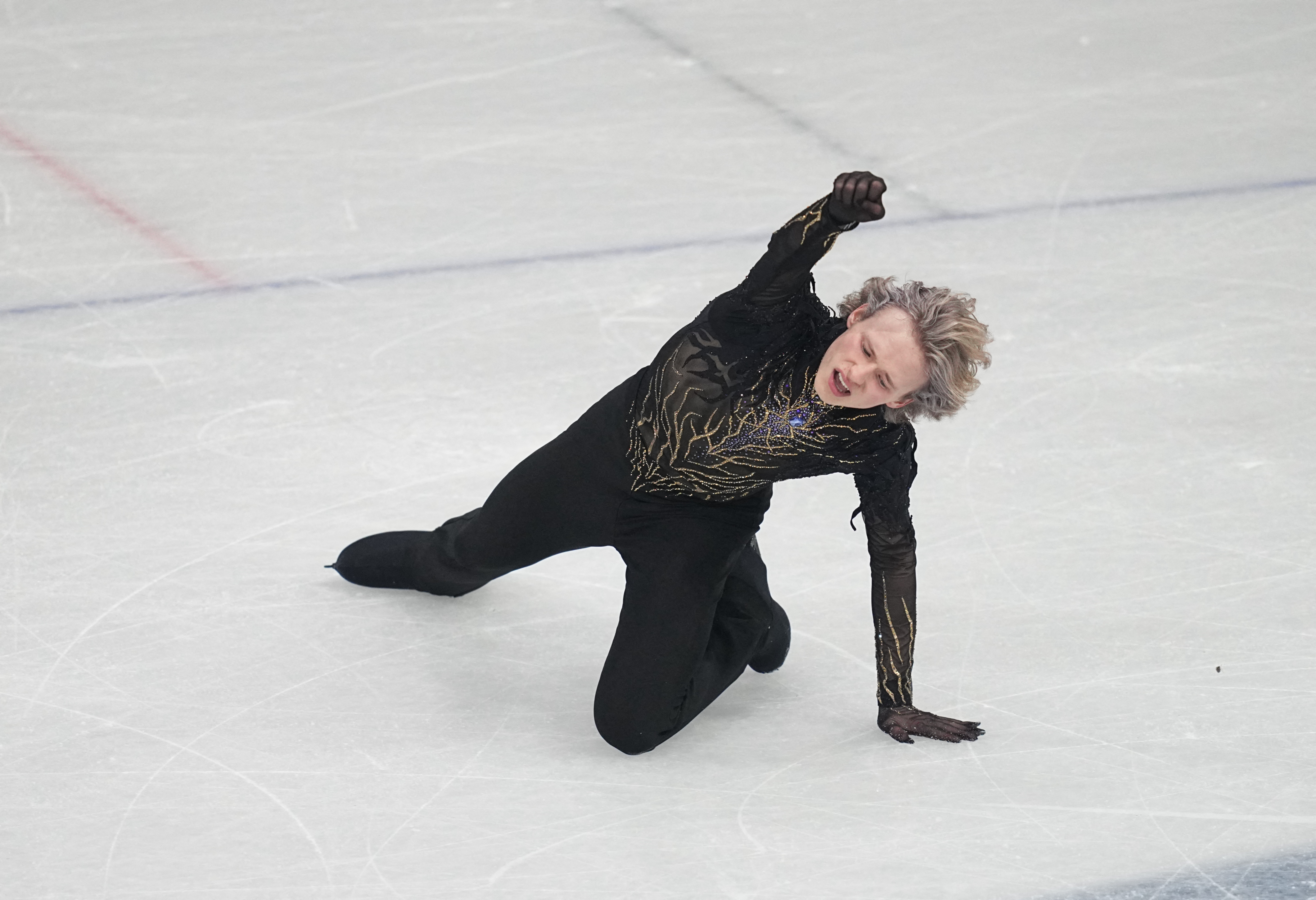 美國「四周跳之神」馬里寧(Ilia Malinin)兩度摔倒無緣獎牌,最終只獲得第8。法新社