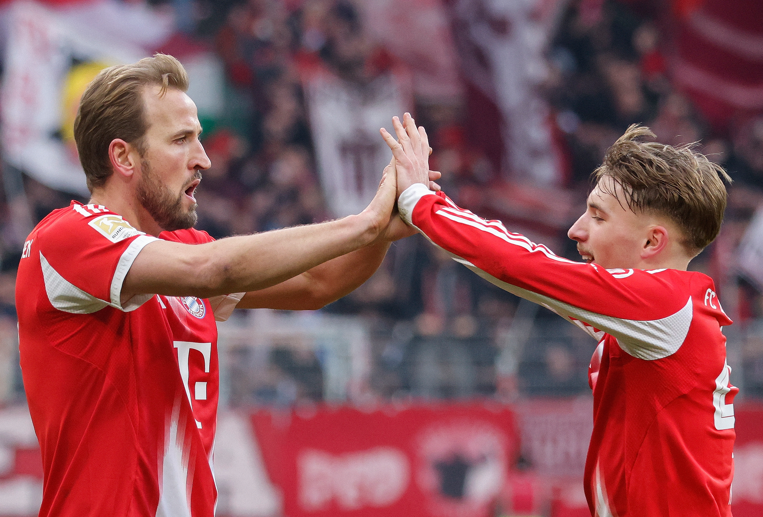 英格蘭前鋒凱恩(Harry Kane,左)達成第500個進球。法新社