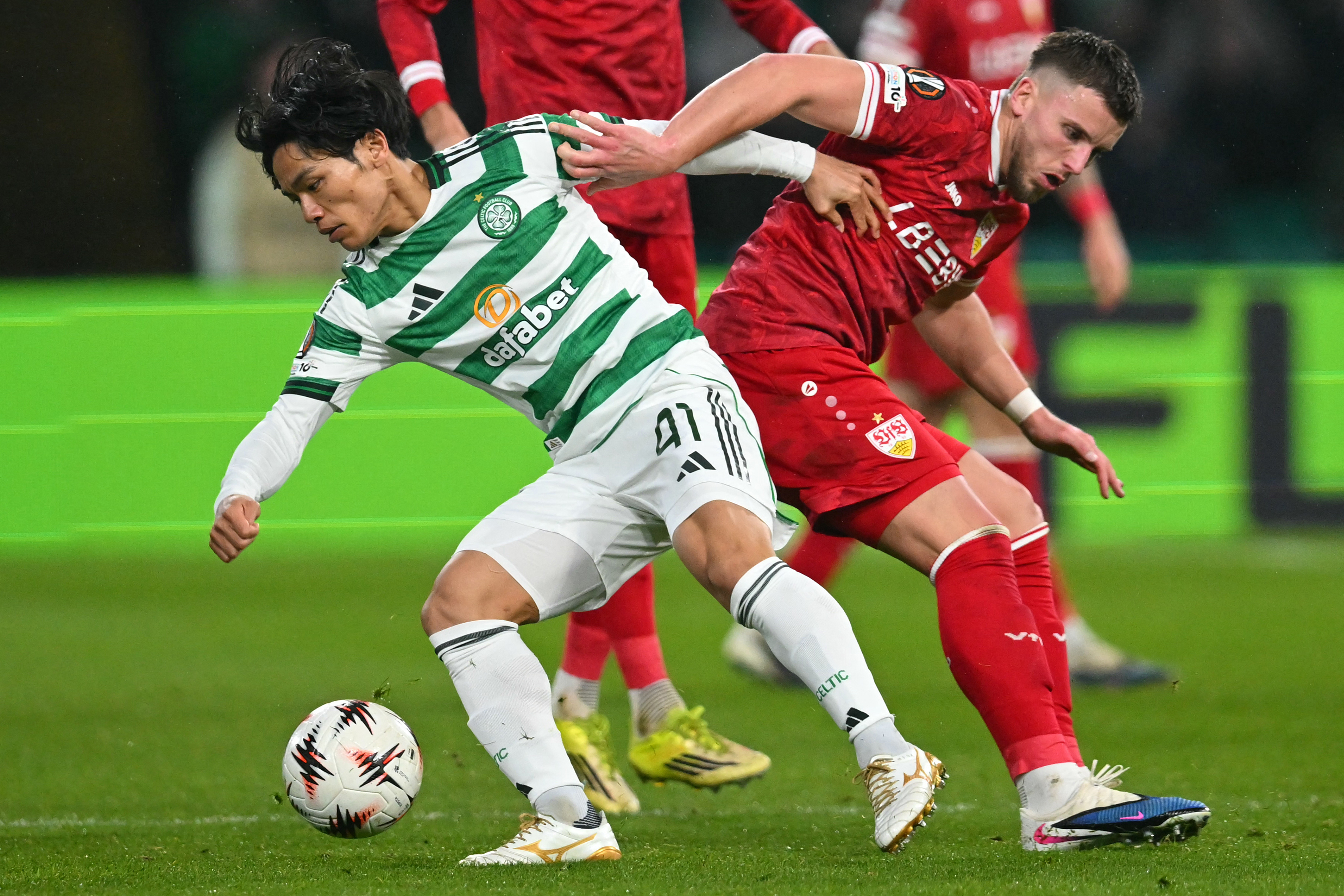 斯圖加特全隊超有鬥志,近2場各項賽事全勝,狂轟7球,其中艾麥甸.迪米洛域(右)梅開二度。法新社