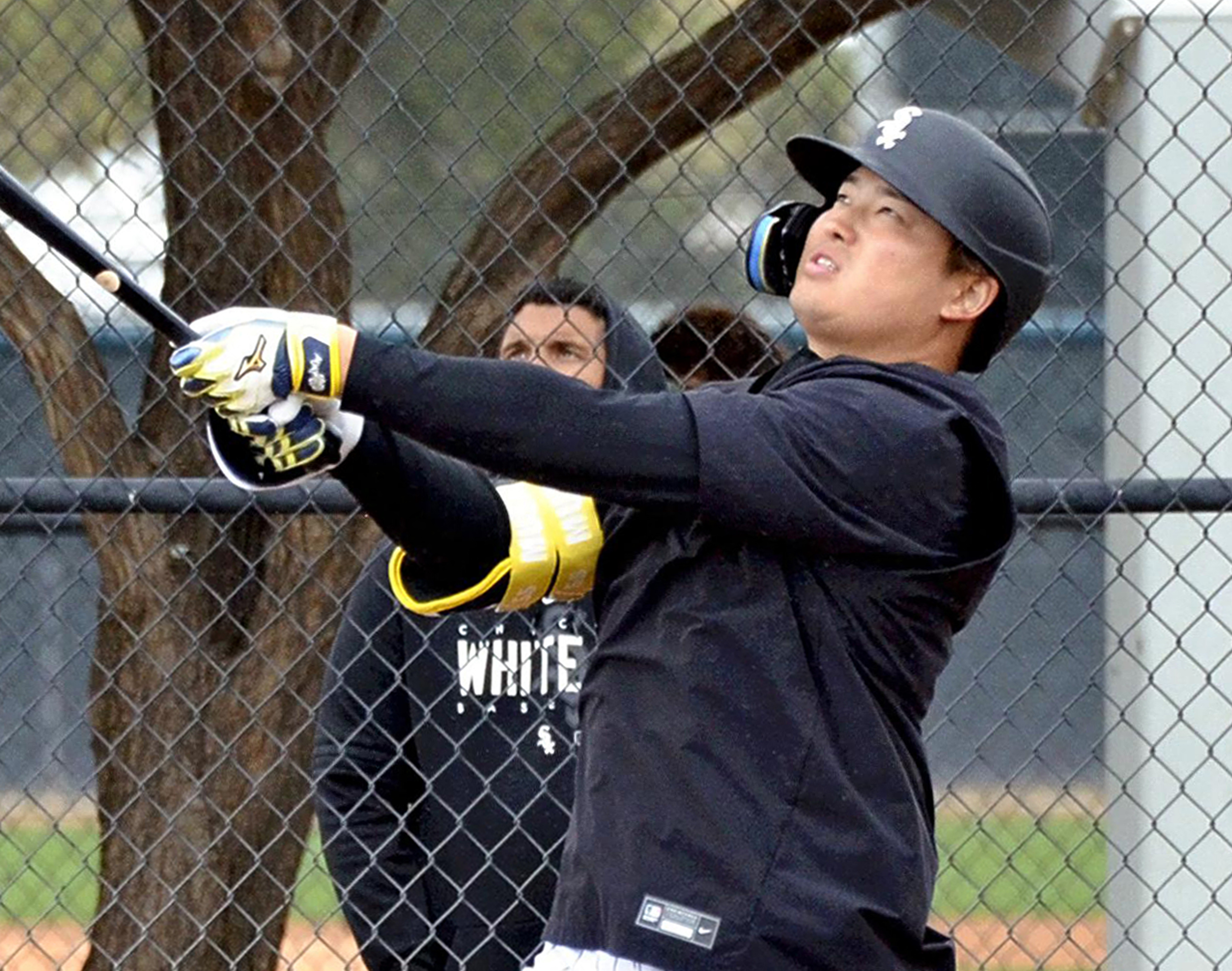 村上宗隆本場比賽第二支安打，更是直接飛越學長的頭頂落地。法新社