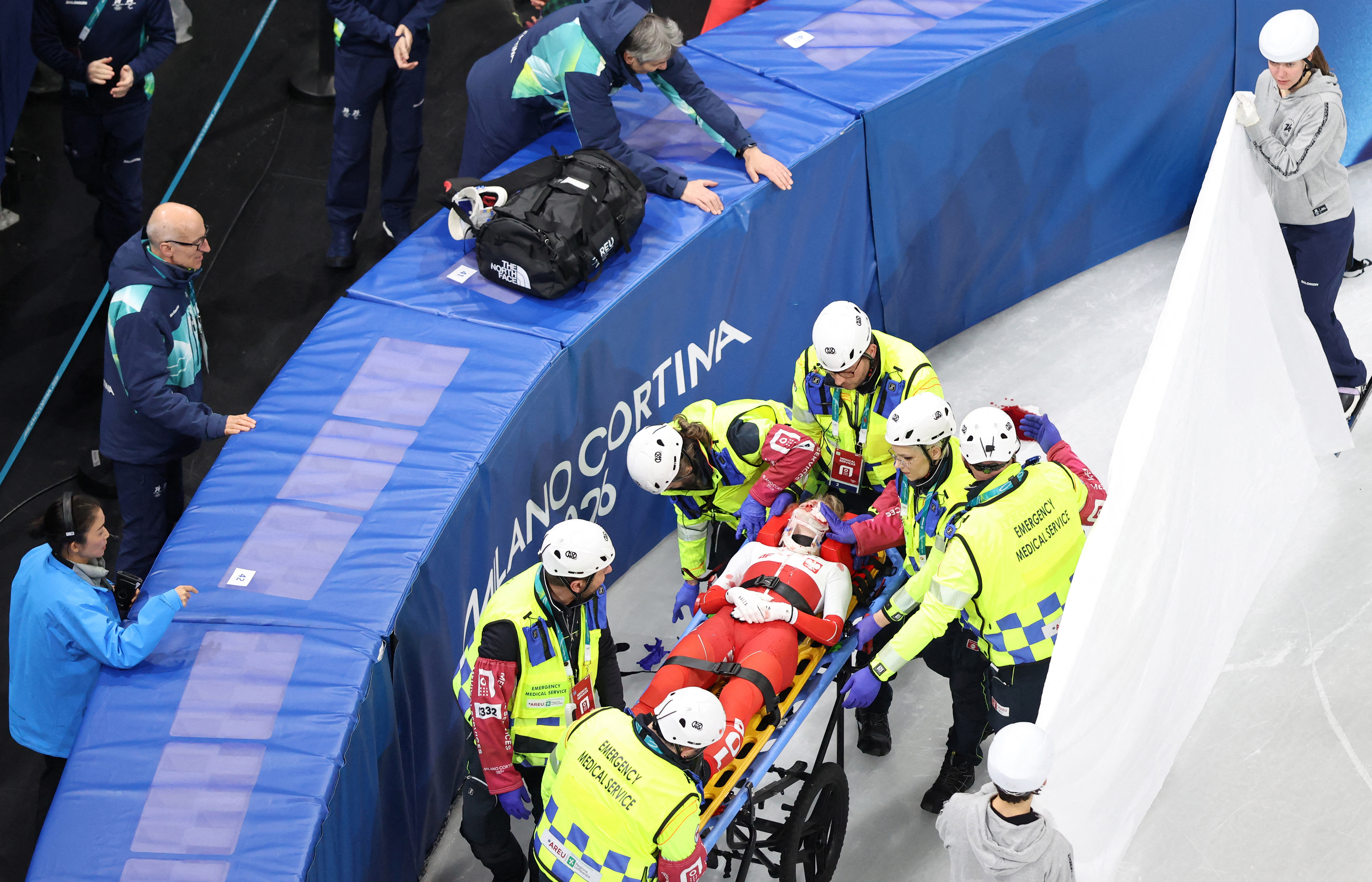 波蘭選手塞莉爾(Kamila Sellier)在女子1500公尺賽事中受傷噴血緊急治療。法新社
