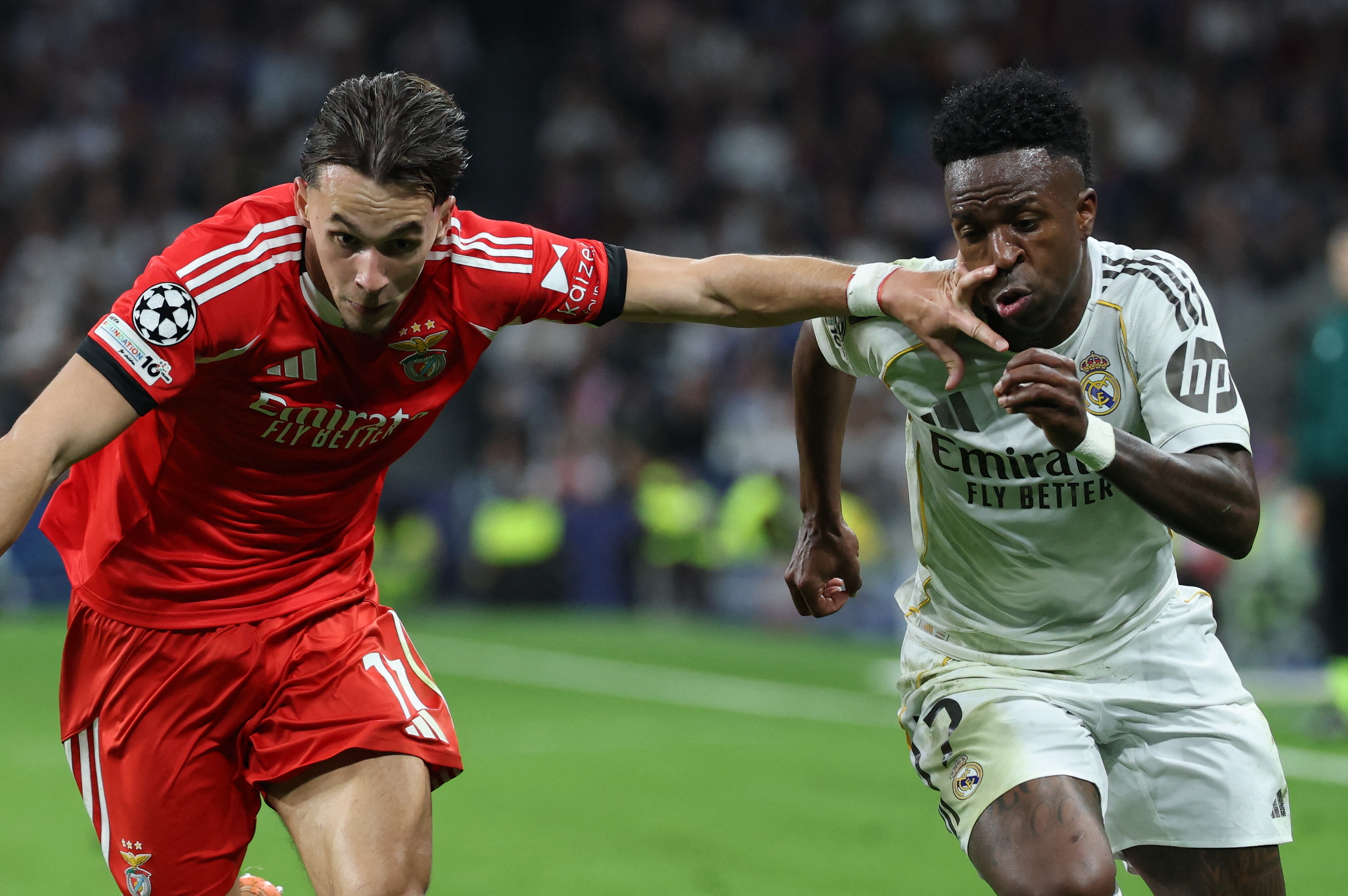 受到種族歧視風波的巴西前鋒維尼修斯(Vinicius Junior,右)射進致勝球。法新社