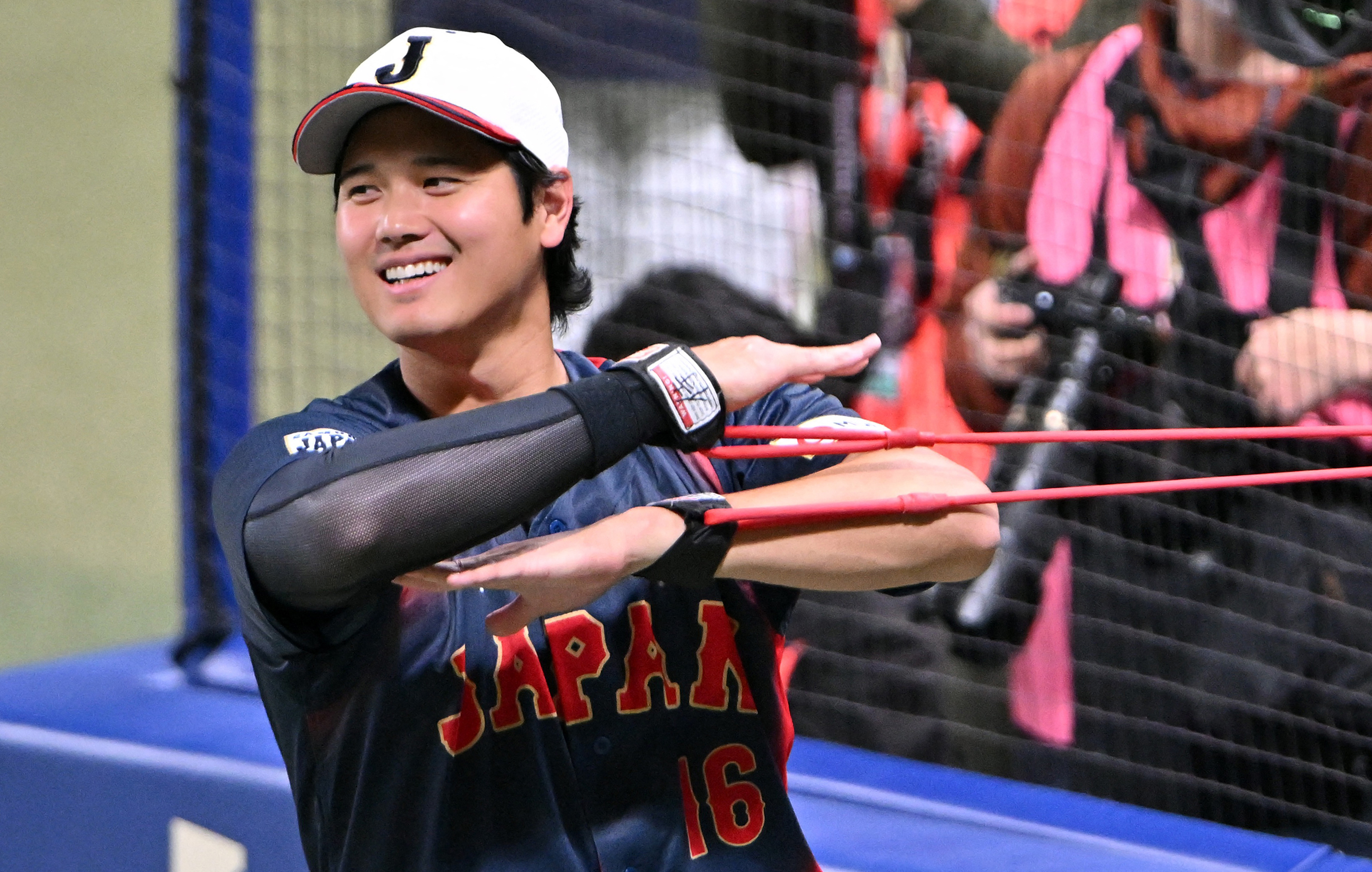 洛杉磯道奇球星大谷翔平昨抵達名古屋巨蛋和日本隊會合。法新社