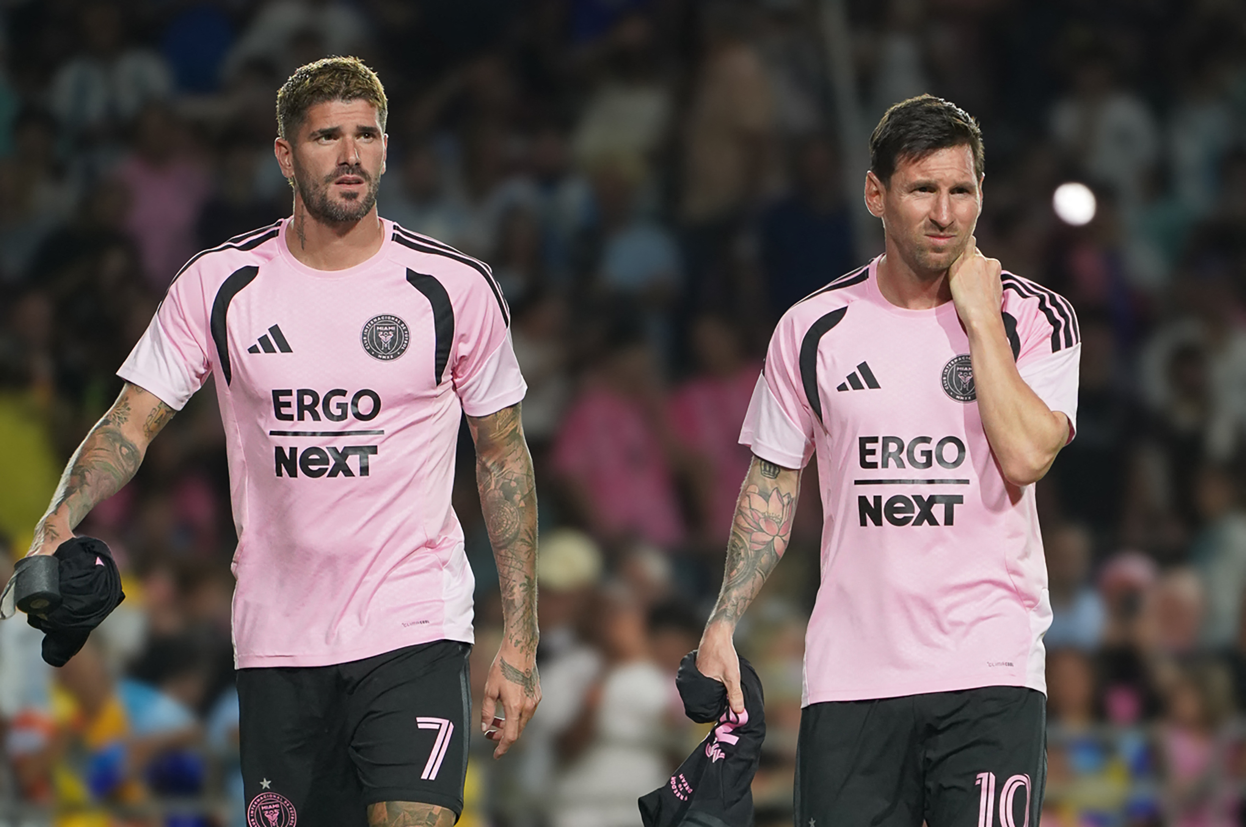 梅西(右)無奈跟隊友到波多黎各參加友誼賽。法新社