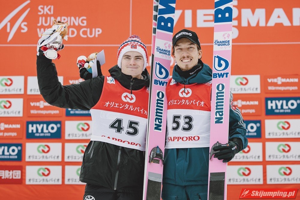 挪威兩名頂尖選手林維克（Marius Lindvik，左）與福方（Johann André Forfang，右）被發現於比賽服胯部區域非法填充物質。摘自推特