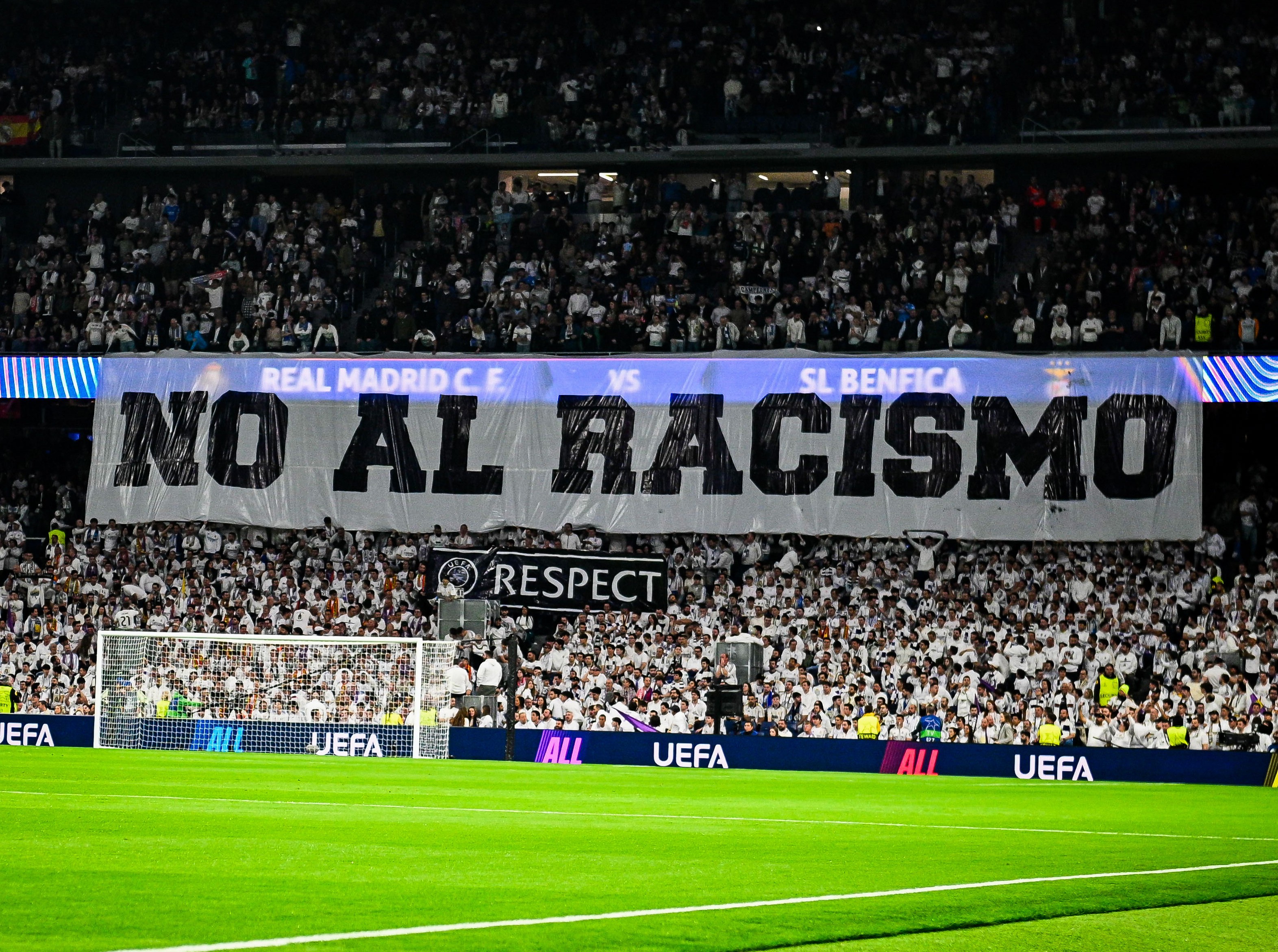 賽前看台上也出現寫著「反對種族主義」的西班牙語橫幅。摘自皇馬推特