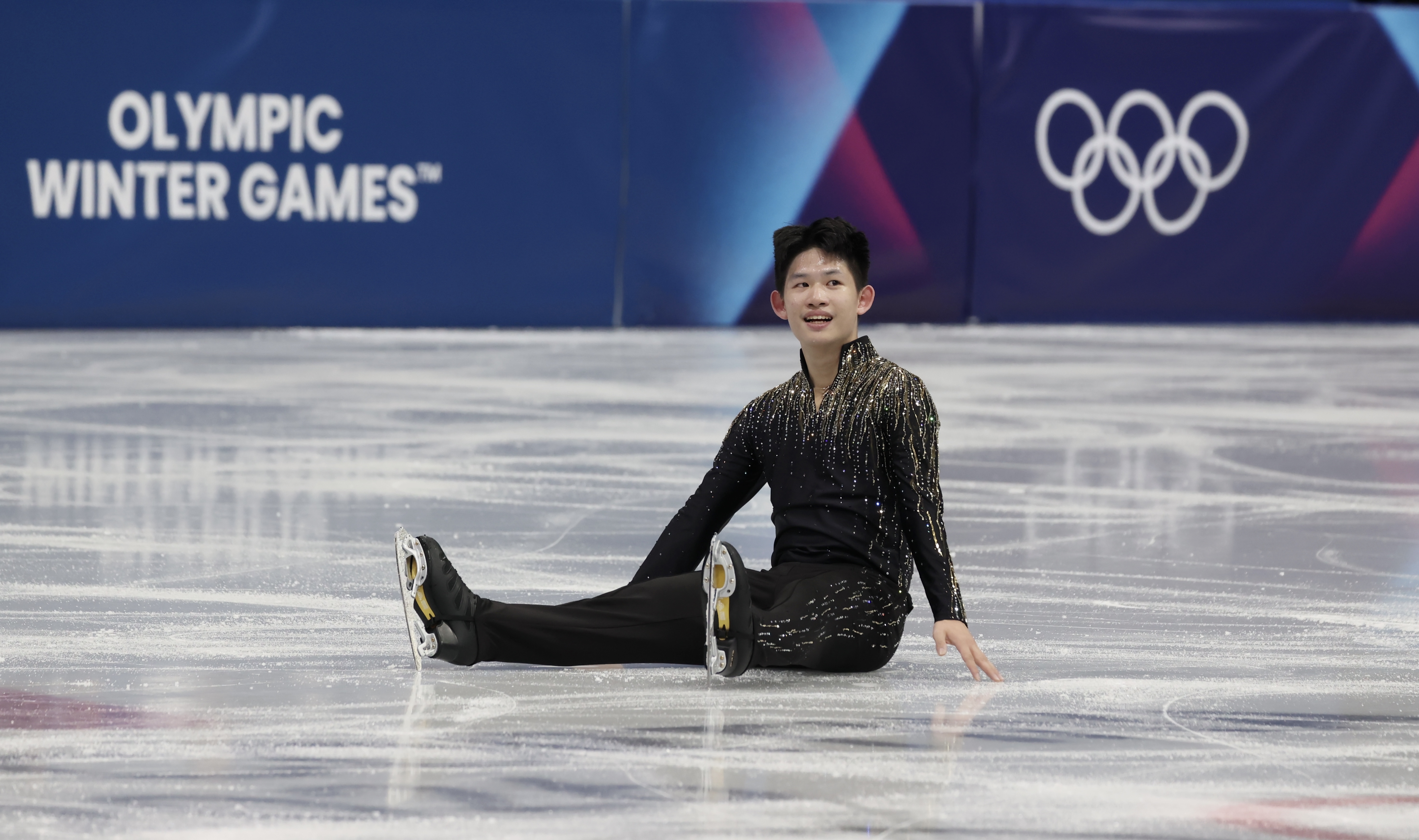 李宇翔完賽後坐在冰場上謝謝冰場。中華奧會提供