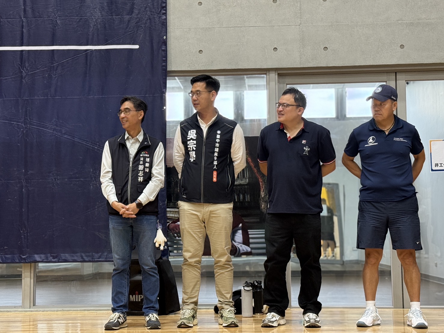 臺中市政府運動局長游志祥(左1)等人到場。台中市運動局提供