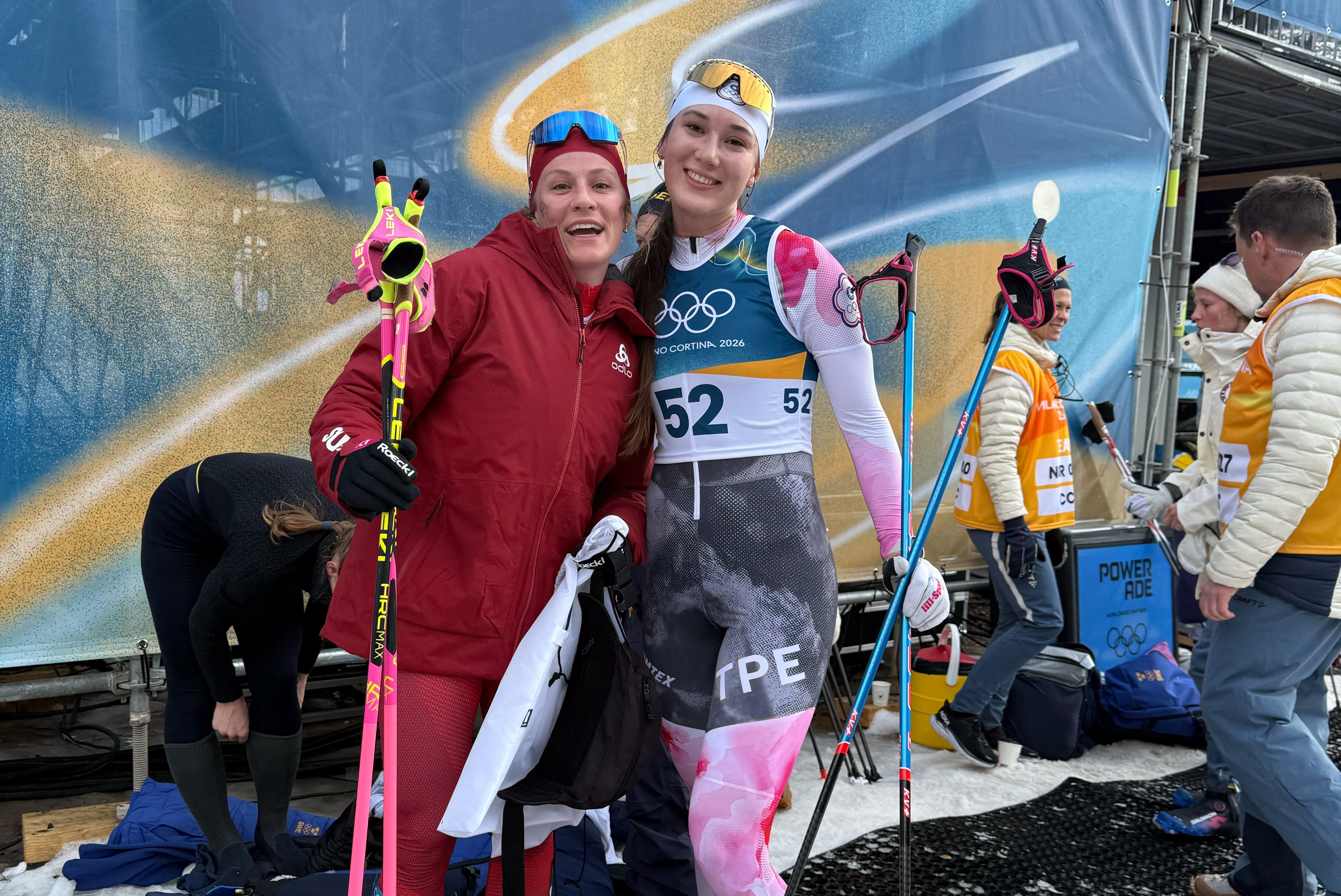 我國女子越野滑雪選手余睿(右)身著自己設計的白粉色賽服。中華奧會提供