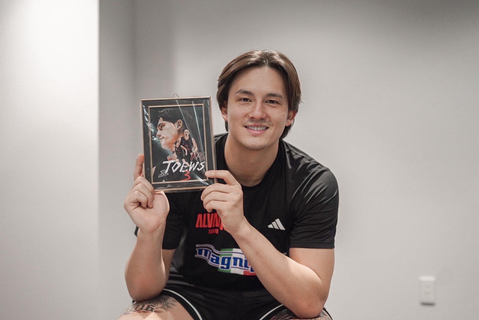 提布斯 海收到台灣球迷送的畫作。張閎鈞攝