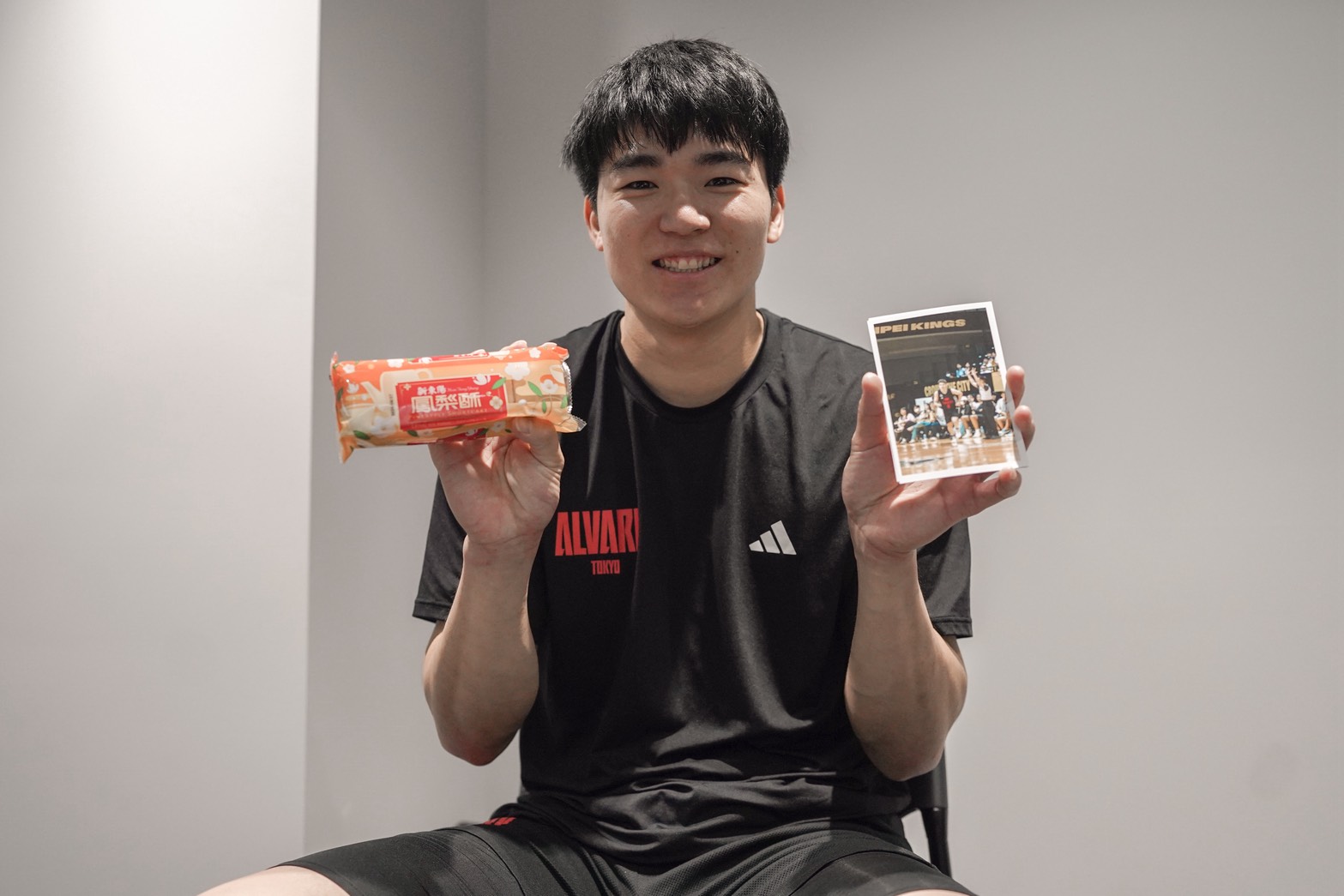 安藤周人收到台灣球迷送上的鳳梨酥及比賽照片。張閎鈞攝