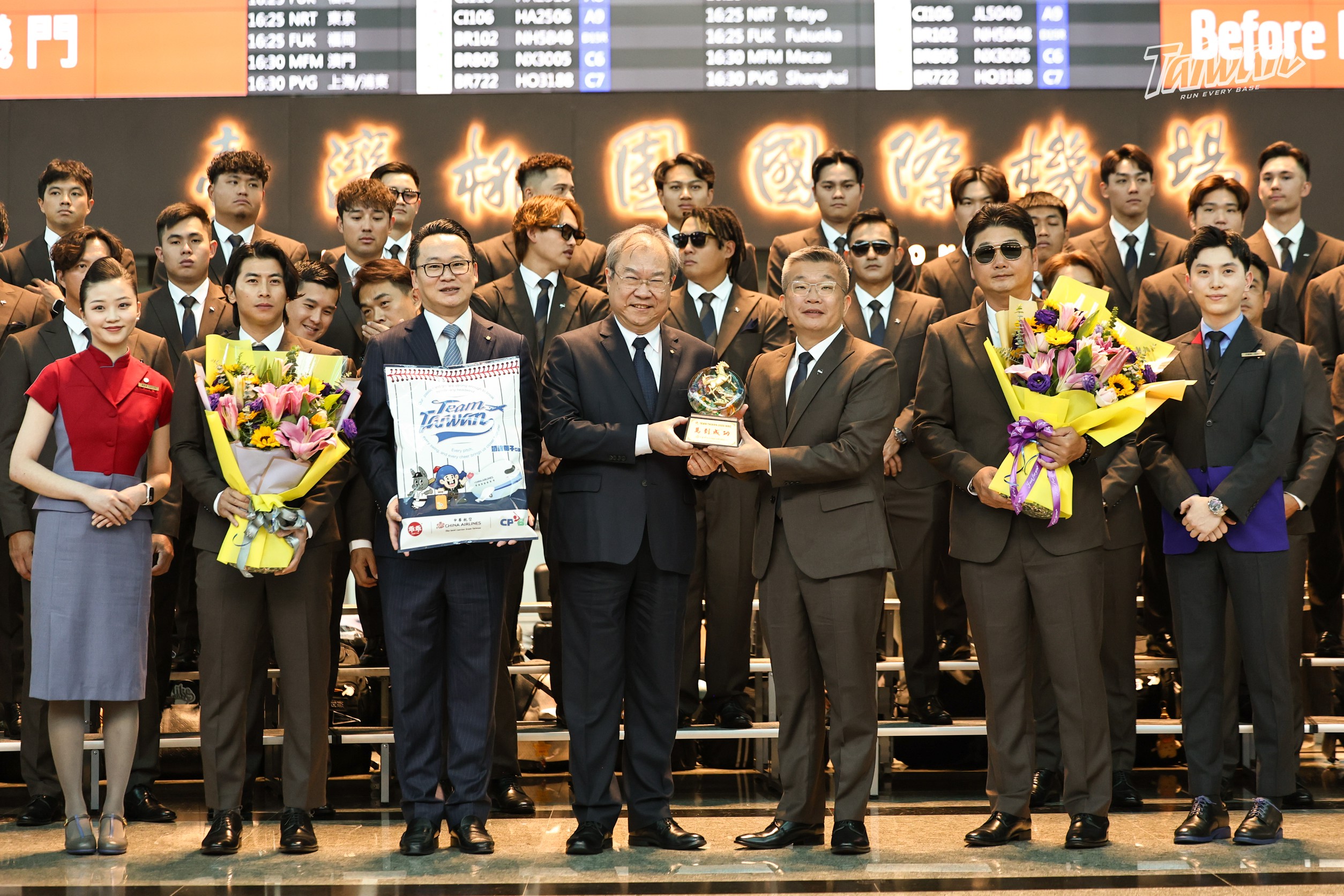 蔡其昌（右3）會長等人到場。官方提供