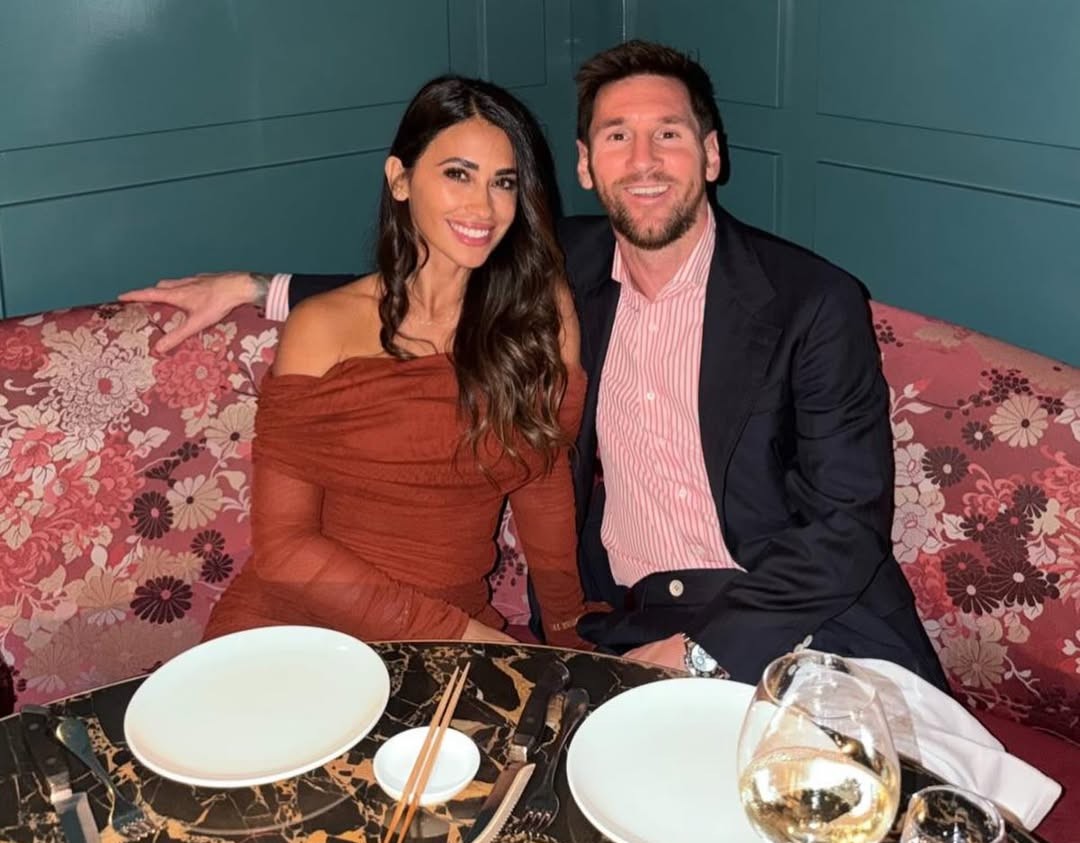 阿根廷足球巨星梅西（Lionel Messi）在情人節化身成竉妻魔人。摘自Antonela Roccuzzo IG