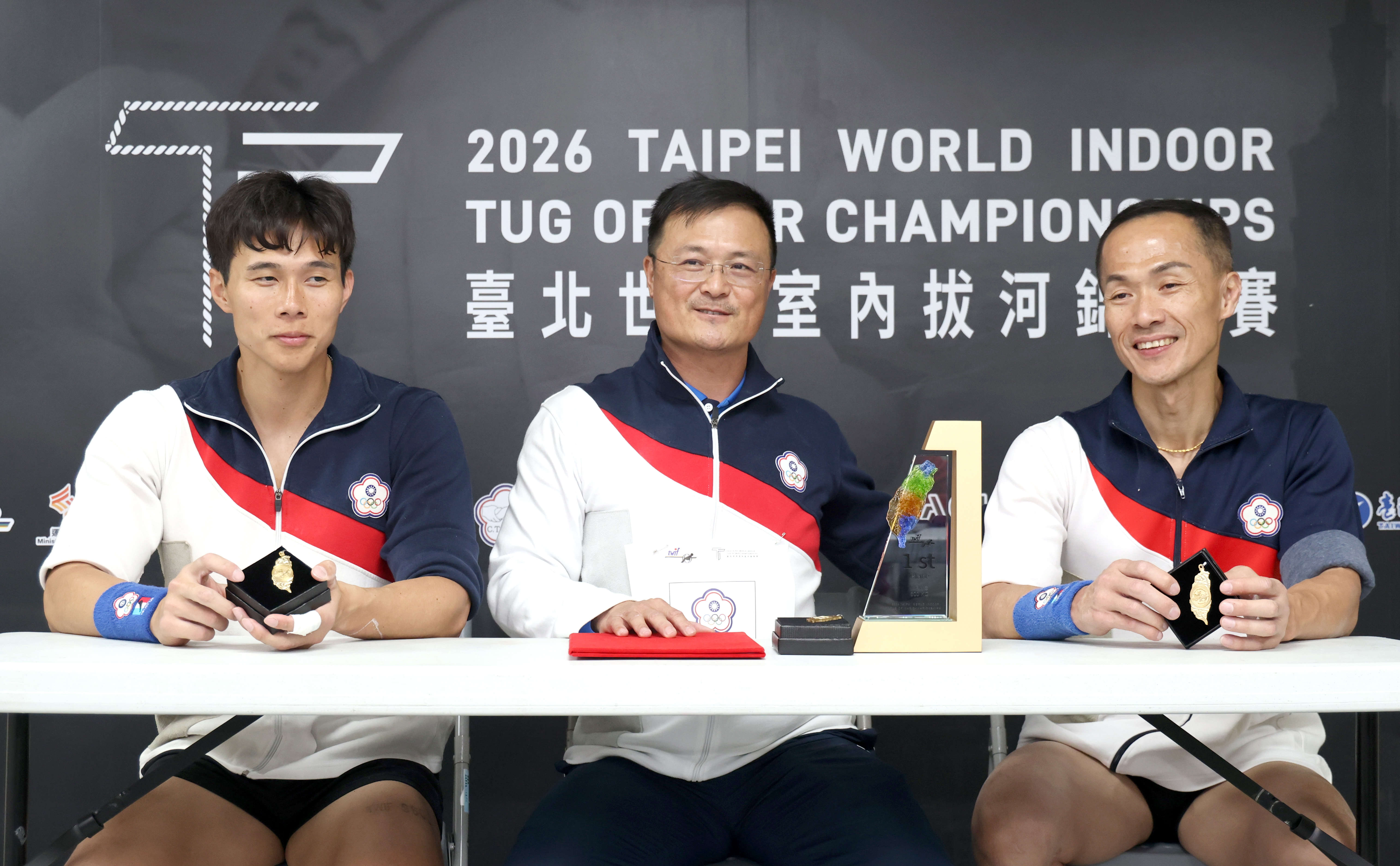 中華男子代表隊總教練陳建文(中)最老選手陳圳龍(右)隊長劉光祐。大會提供