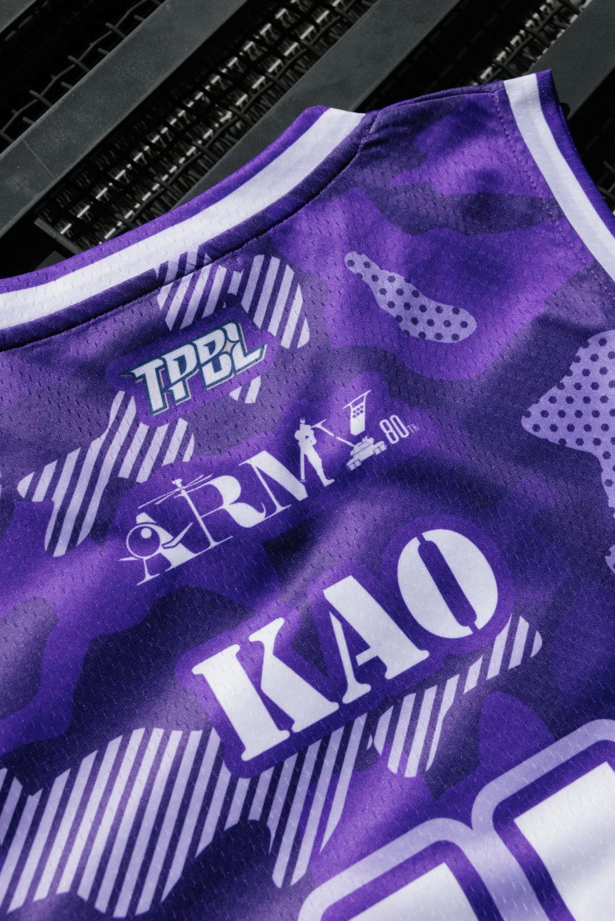 主題日限定迷彩球衣背後特別印有陸軍司令部80週年部慶專屬識別。官方提供