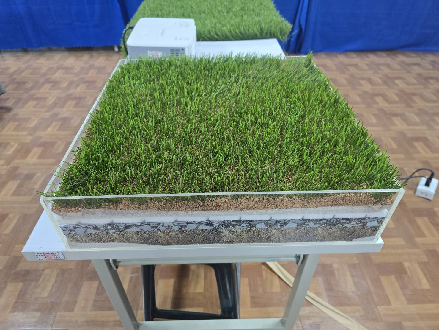 台中國際足球園區人工草皮斷面圖。（圖：台中運動局提供）