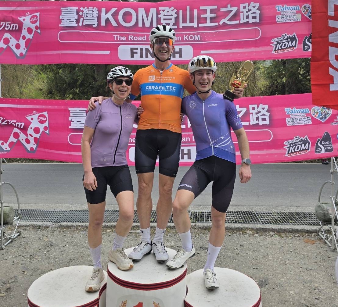 來自德國的55歲組第三名的Frank Starick與太太Yvonne Lenné來台探視就讀陽明交大的兒子Arthur Lenné。中華民國自行車騎士協會提供