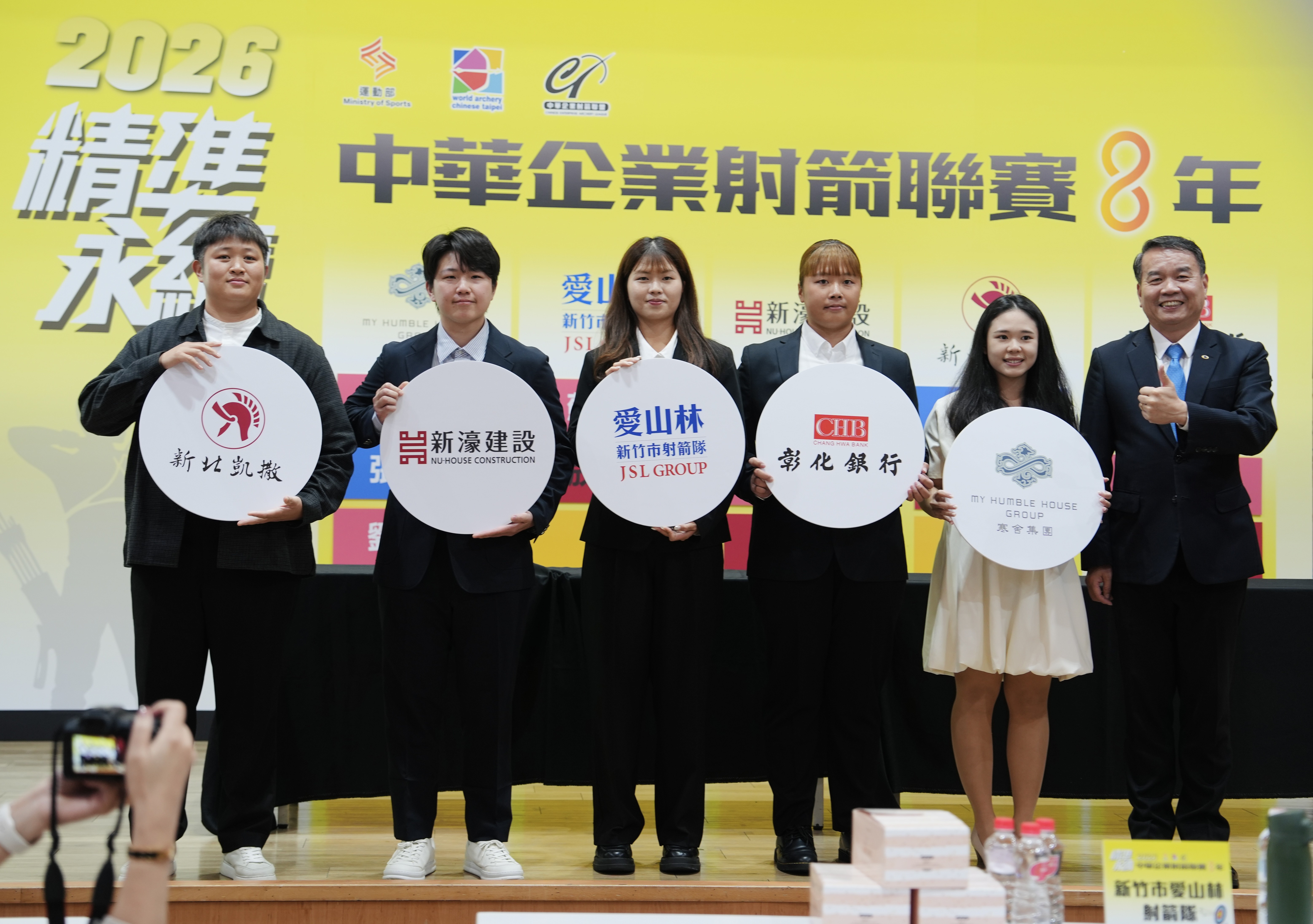 國手經驗豐富的黃逸柔(左一)將加盟新北凱撒為第一年的複合弓賽事努力。射箭協會提供