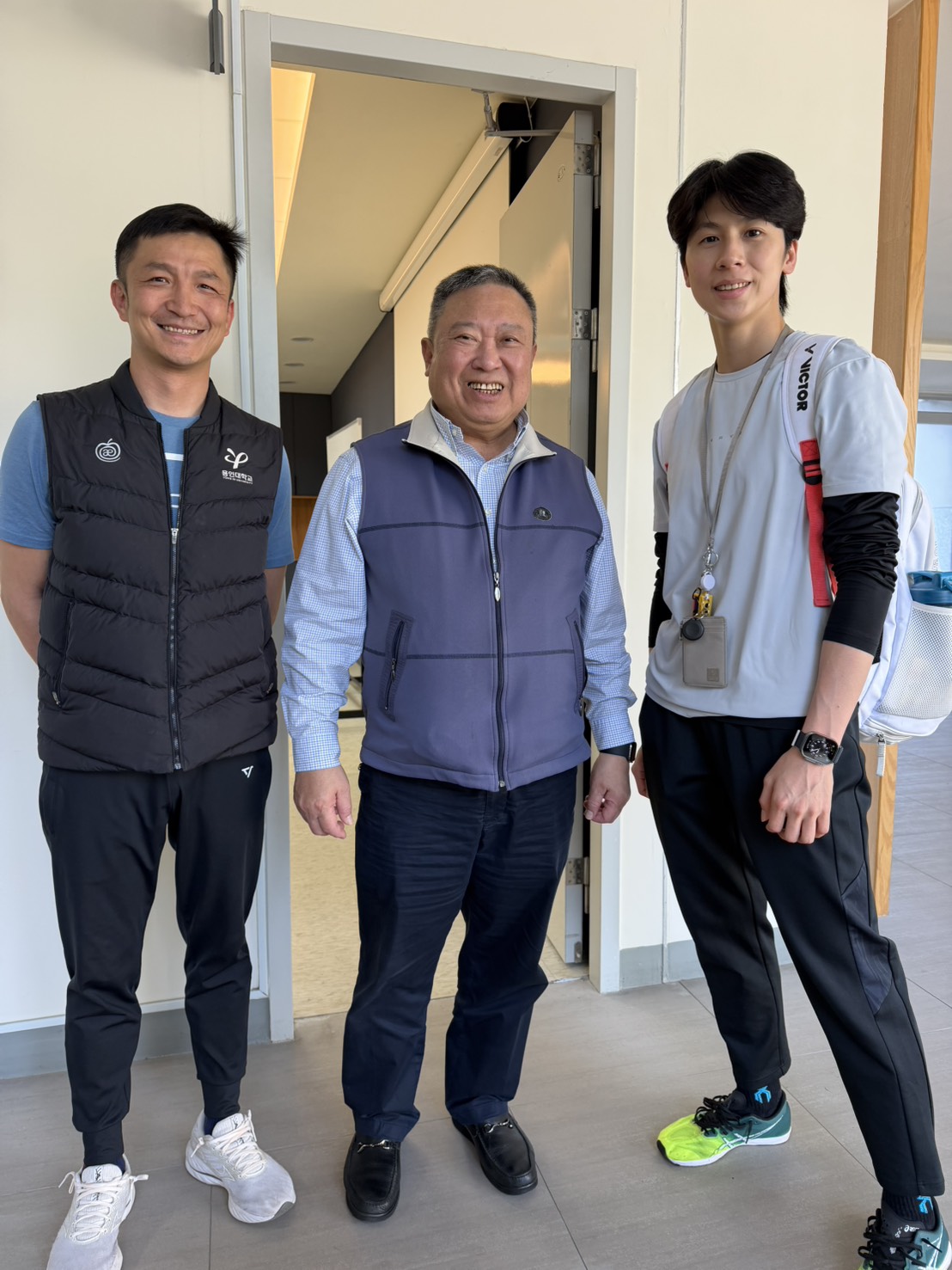 國訓中心林鴻道董事長中與拳擊曾自強教練(左)及拳擊選手林郁婷(右)。國訓中心提供