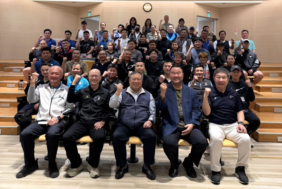 國訓中心董事長林鴻道（中）與榮譽顧問何卓飛（左二）及執行長趙士強（右二）和副執行長林華韋（右一）合影。國訓中心提供