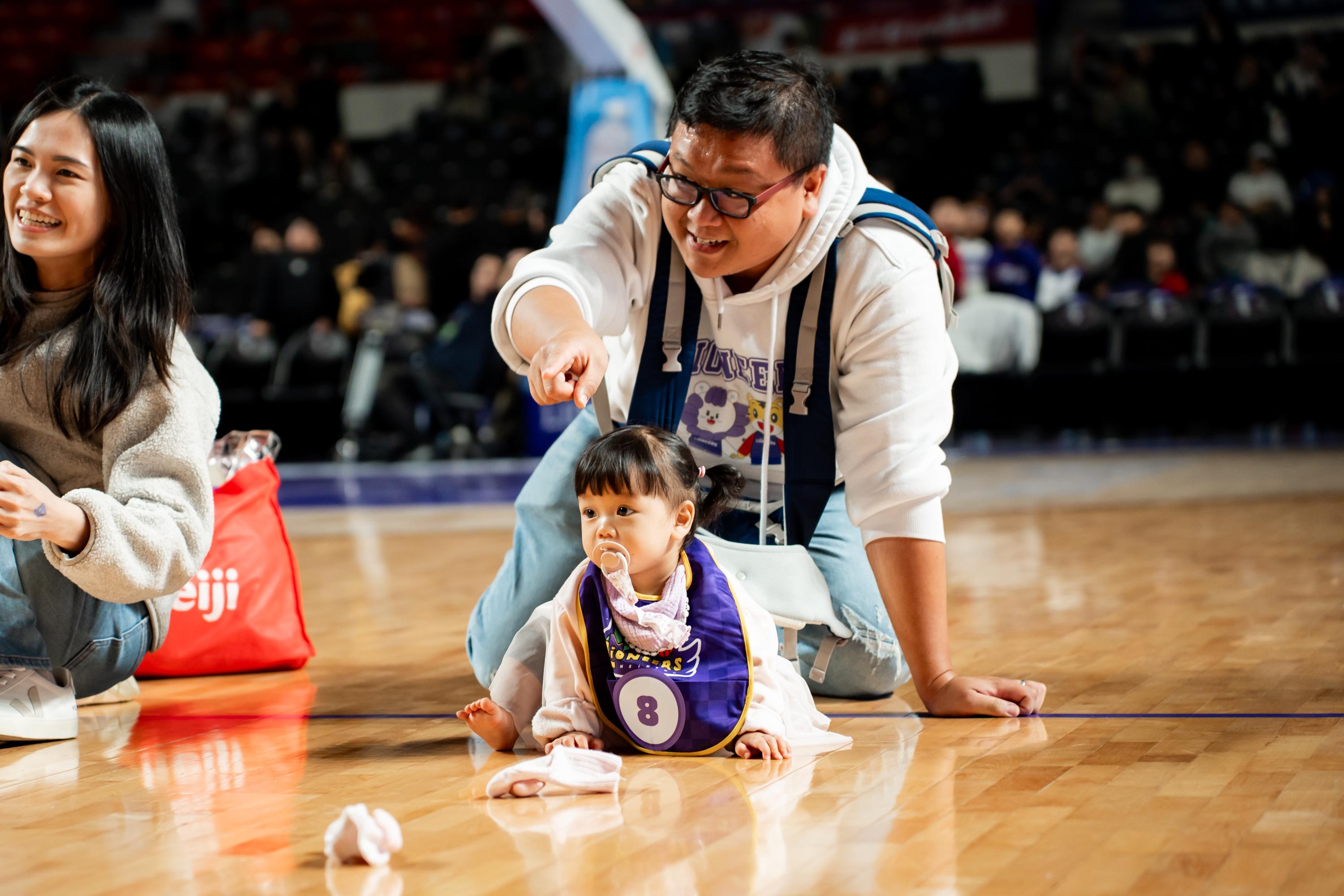 寶寶爬行大賽萌翻全場，瑞迪主題球衣掀熱潮已熱銷超過兩百件。官方提供