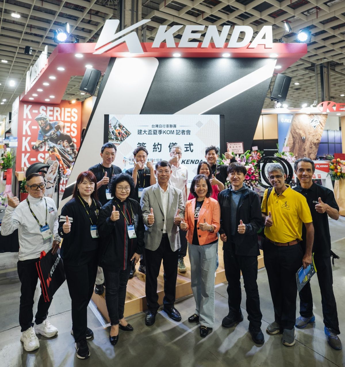 建大工業部門主管與現場貴賓於簽約儀式上一同合影 。中華民國自行車騎士協會提供