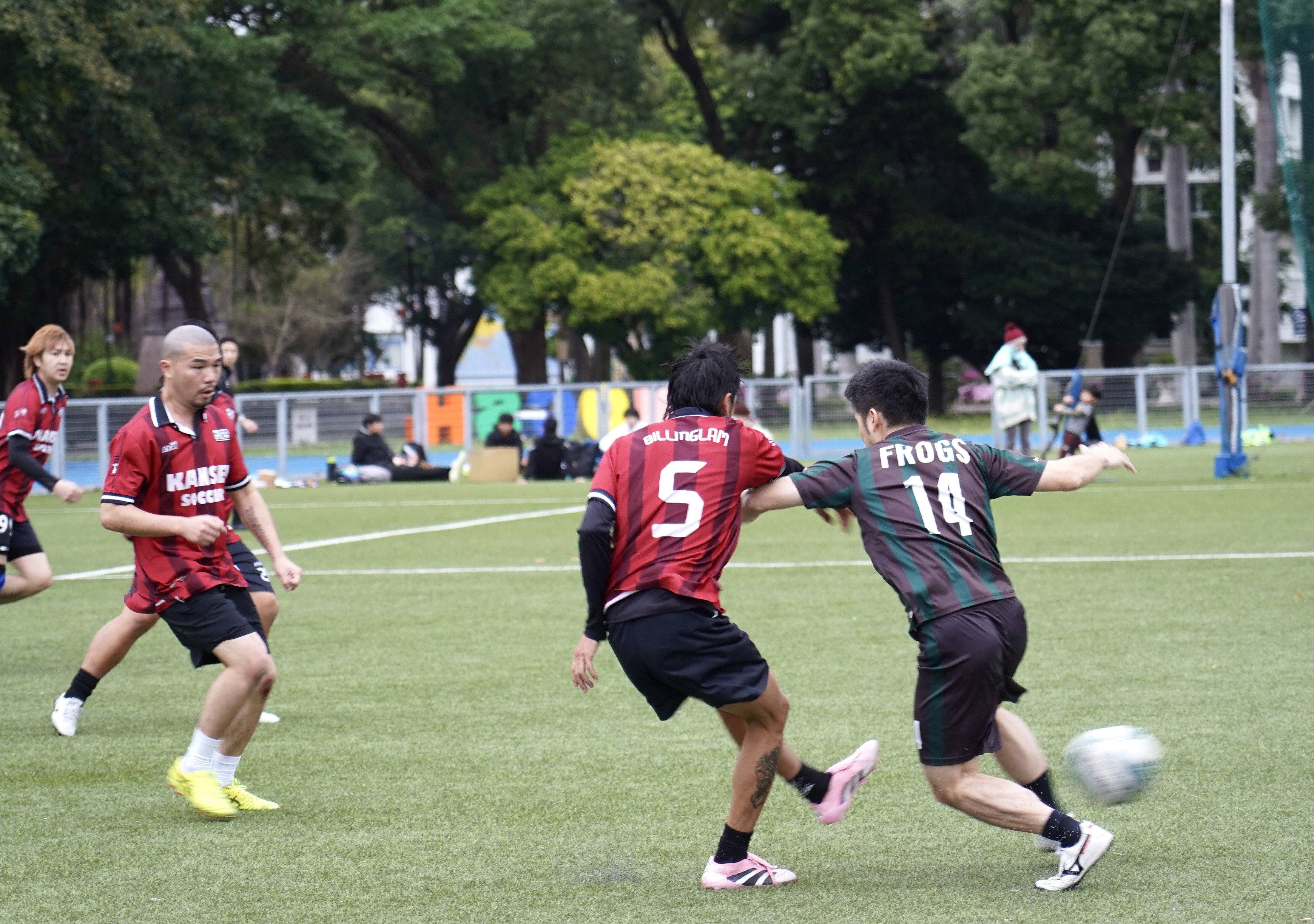 挑戰組冠軍戰由香港感性足球隊紅衣對上青蛙足球隊綠黑。大會提供