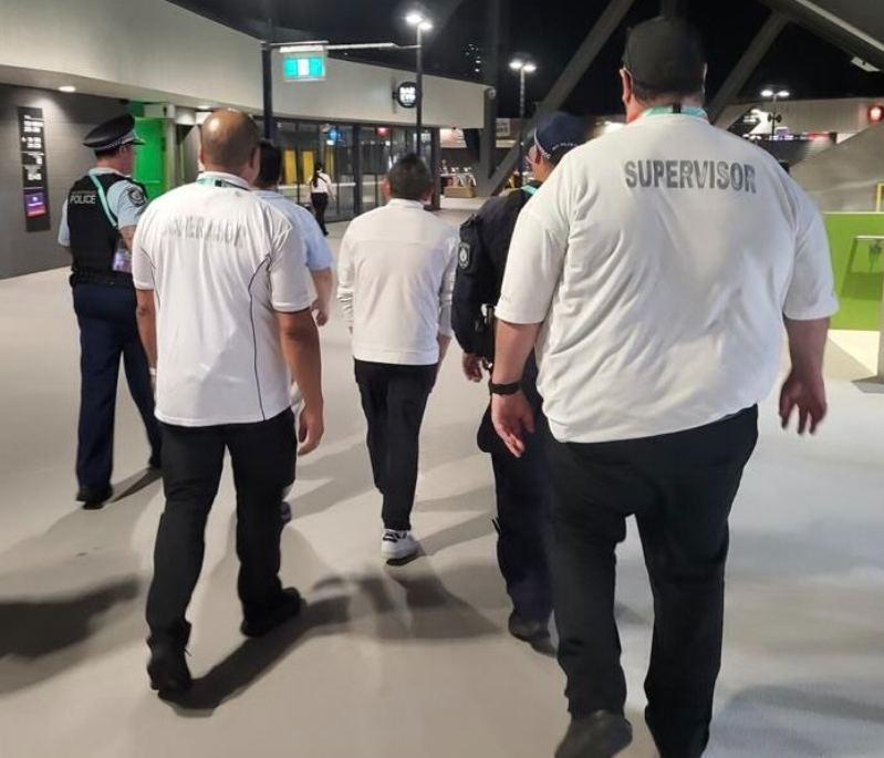 陳貴人遭保全帶離球場。翻攝自 Threads 