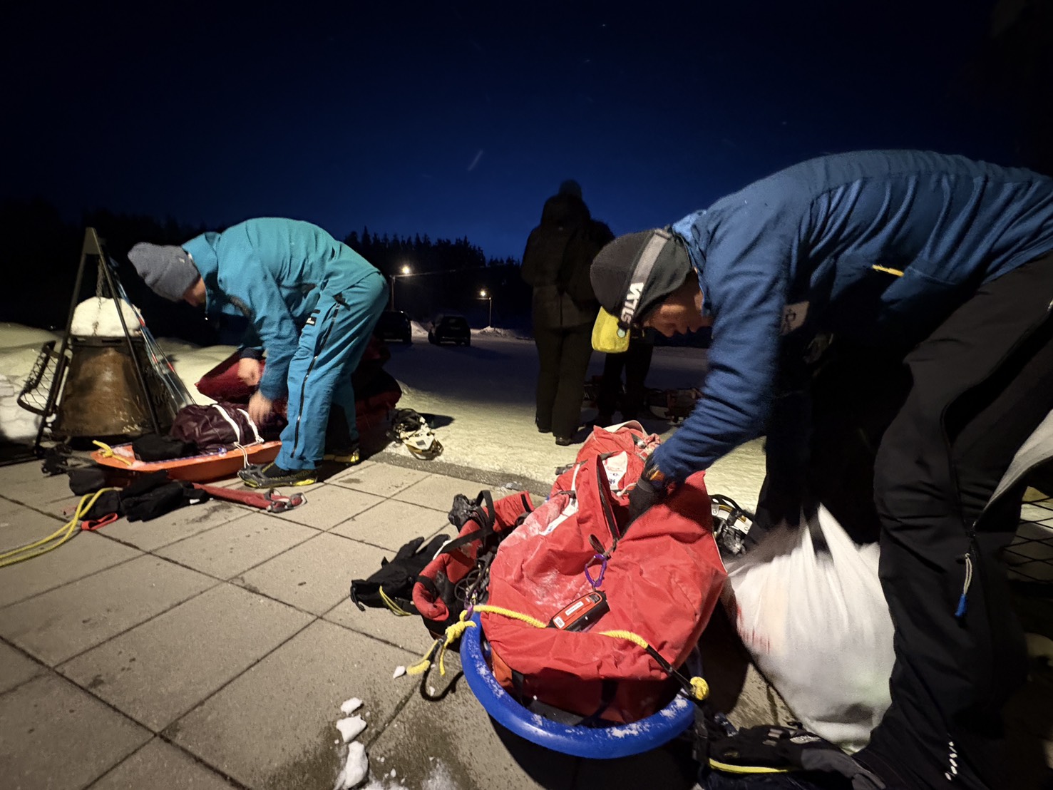 極地超馬運動員陳彥博出發前仔細檢查裝備。陳彥博提供