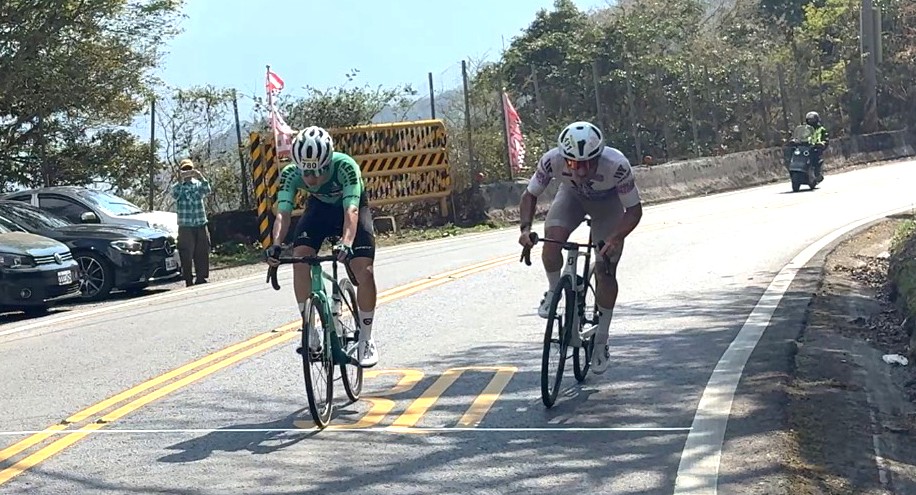 終點前由在地旅外選手何硯宜(左)技高一籌以半輪險勝義大利選手Marco奪冠。中華民國自行車騎士協會提供