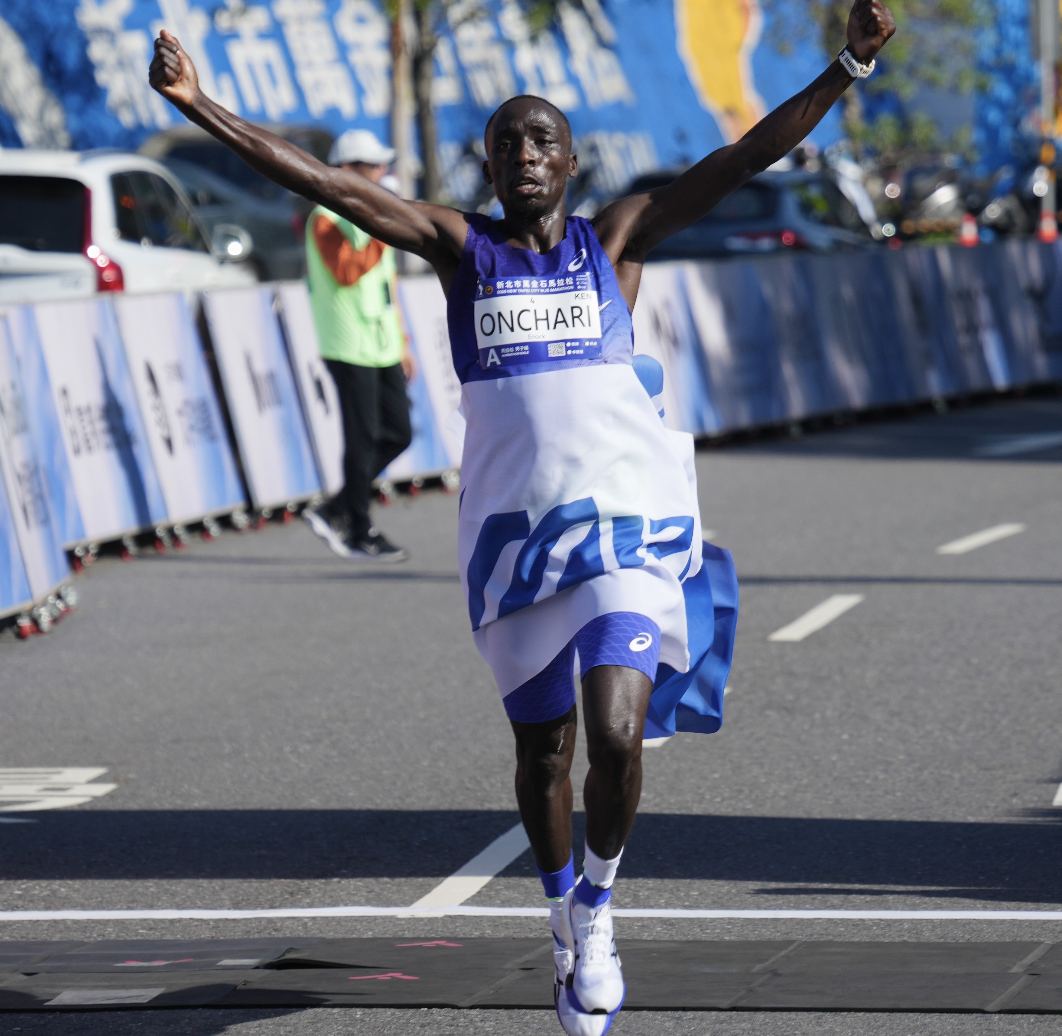 肯亞27歲昂查理奪下全馬男子組冠軍。沈明璁攝