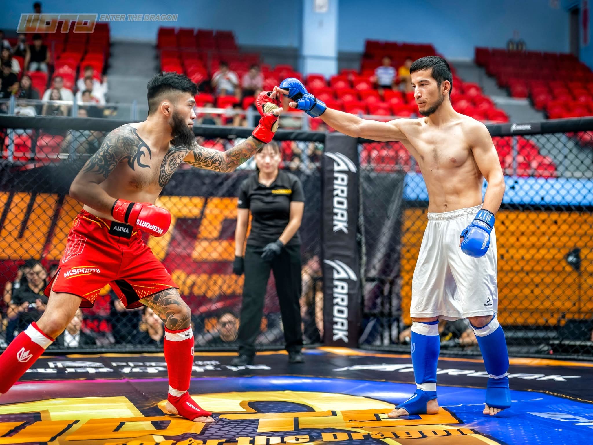 陶奕儒(左)將與烏茲別克選手 Bekzod Narzullaev(右)展開二番戰。中華民國職業技擊聯合會提供